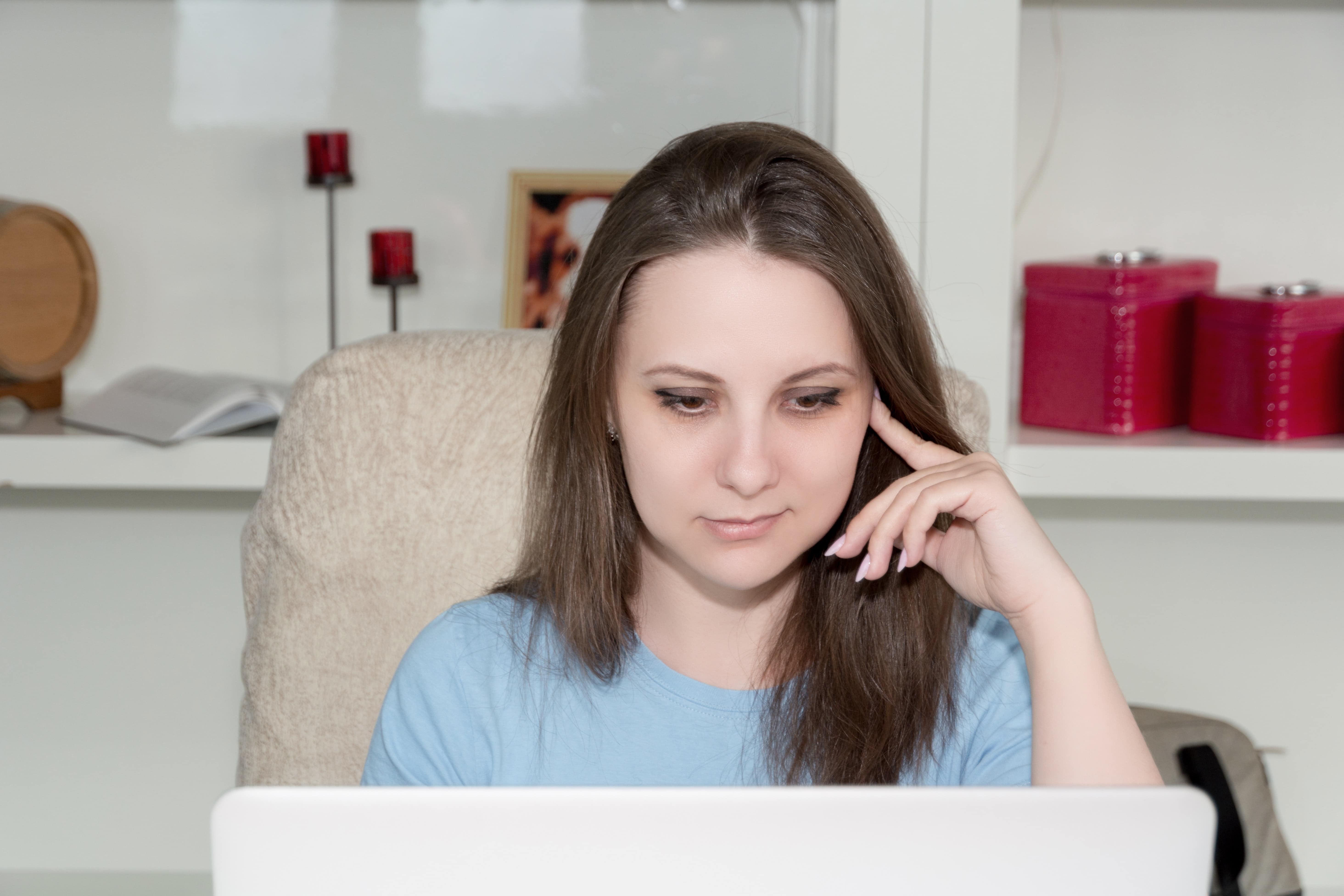 Mujer frente a computador