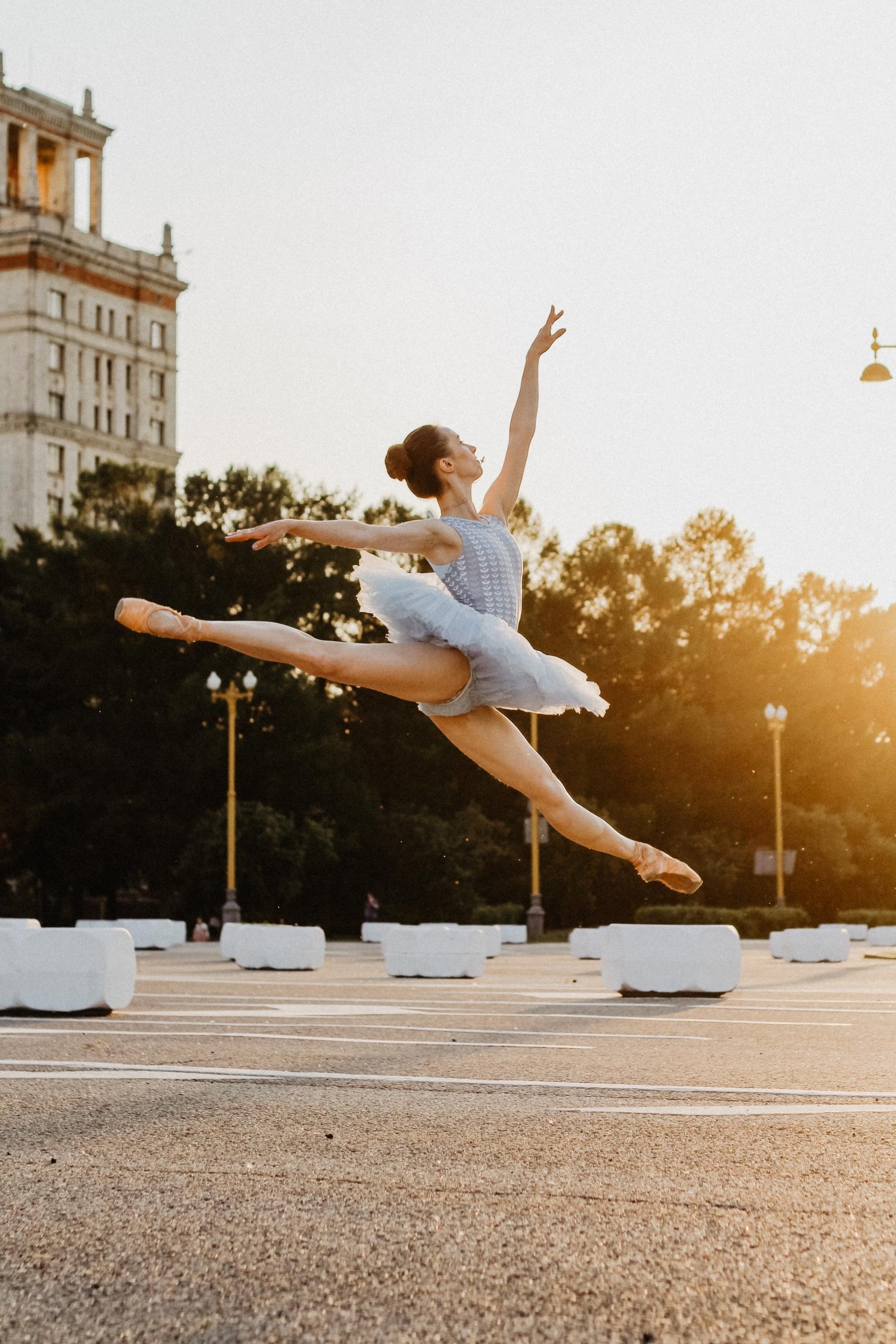 Mujer bailando ballet en la calle.