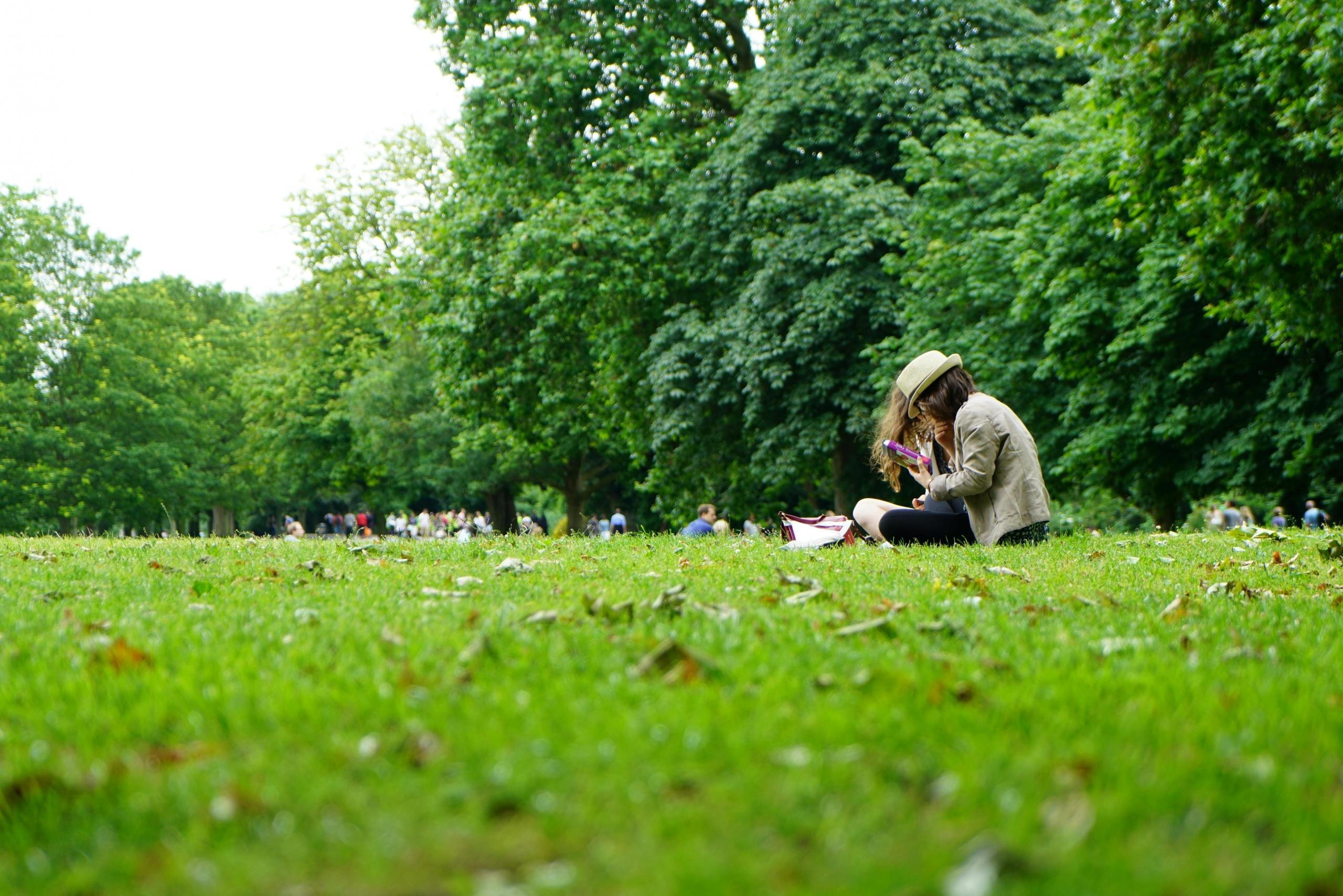 Mujer y niña en un parque.