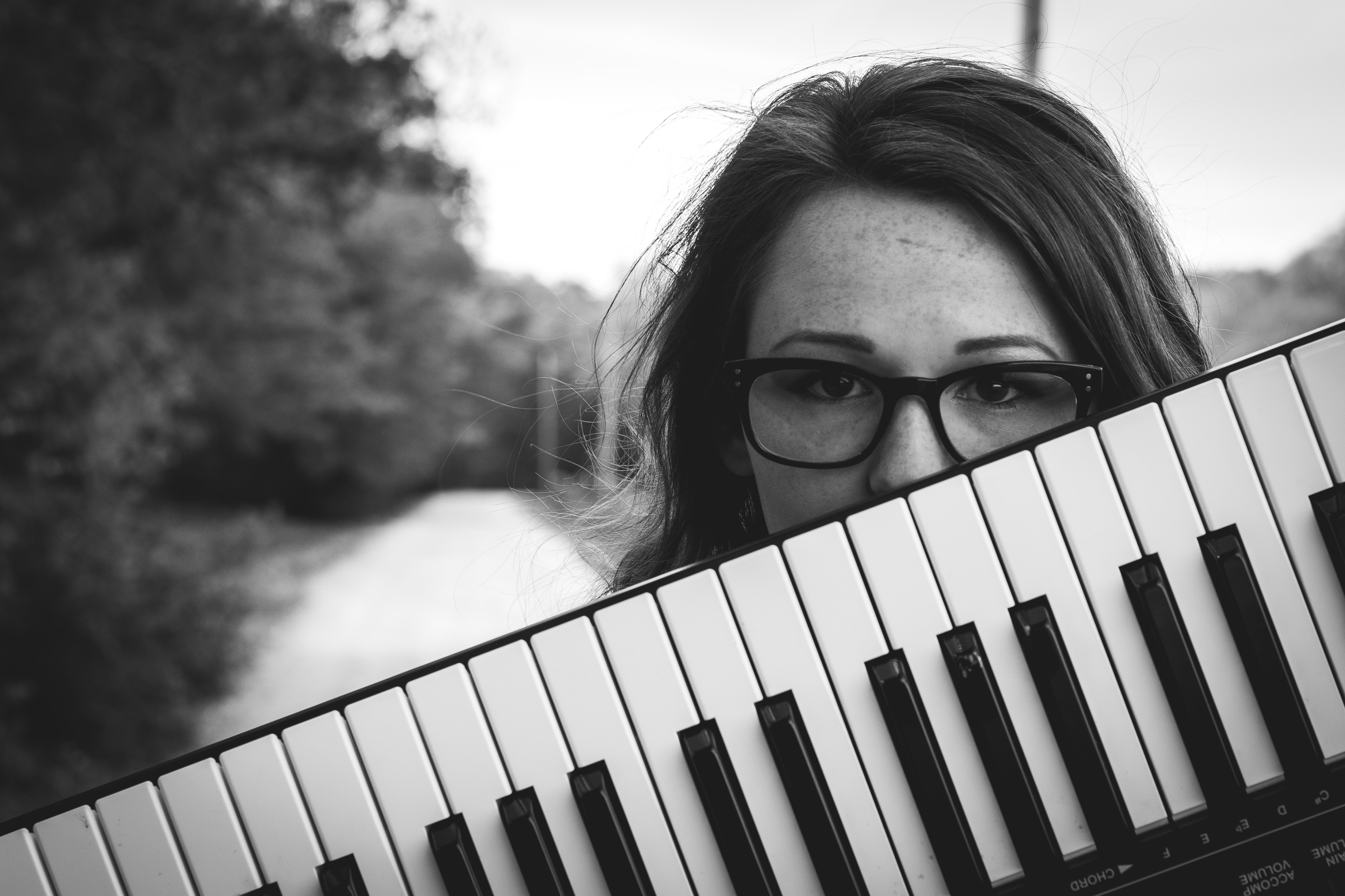 Rostro y piano en blanco y negro