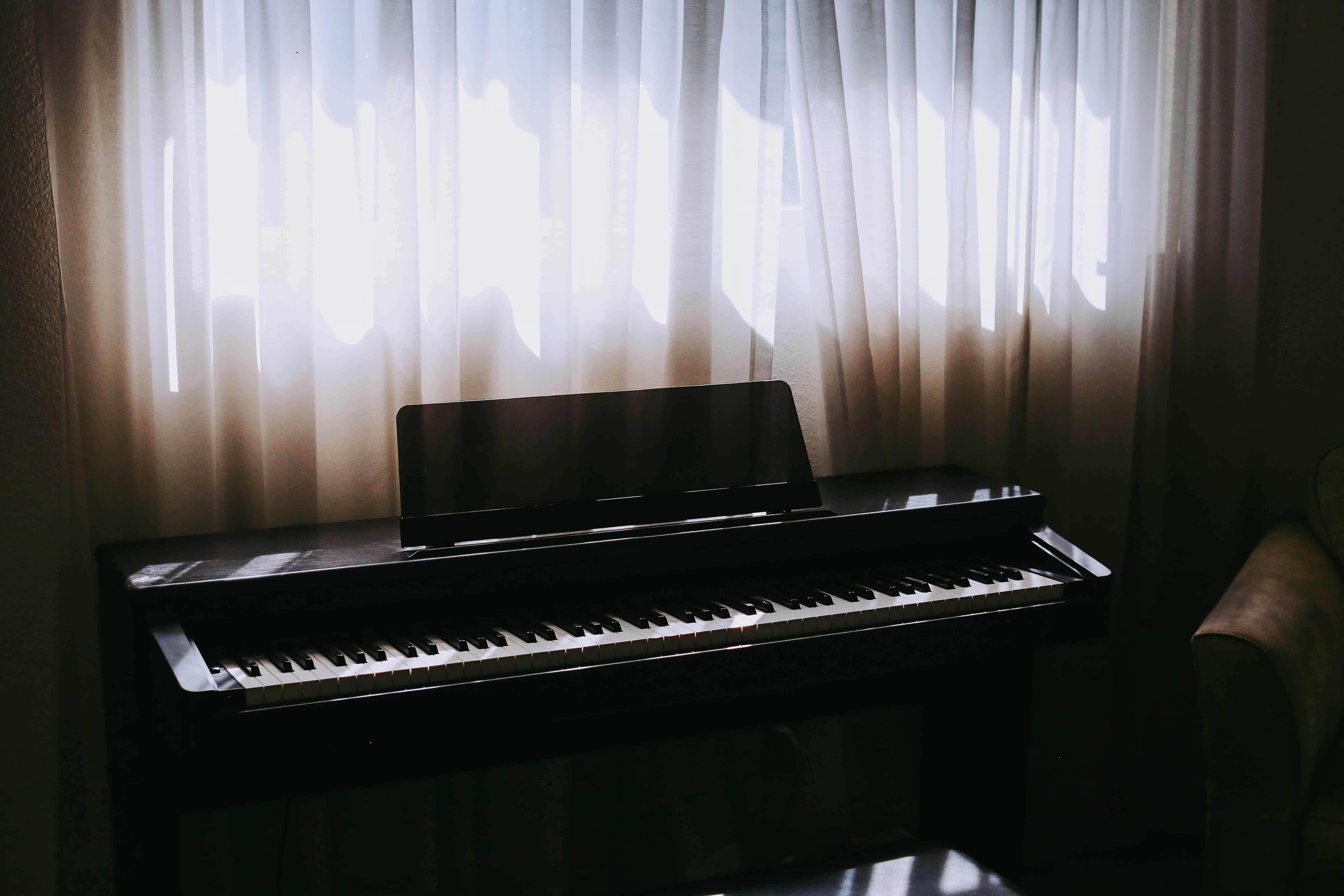 Piano debajo de ventana
