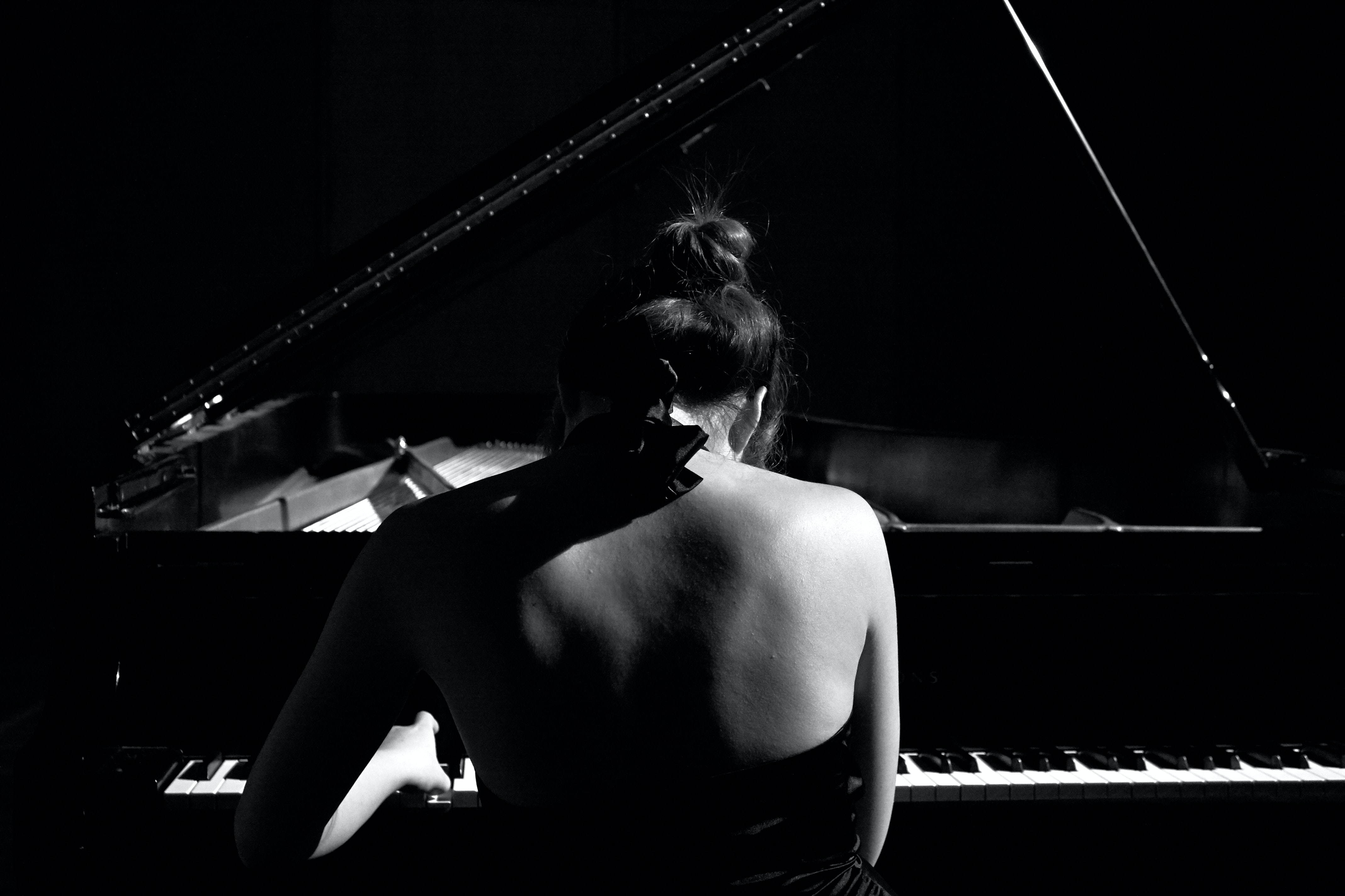 Pianista tocando en blanco y negro