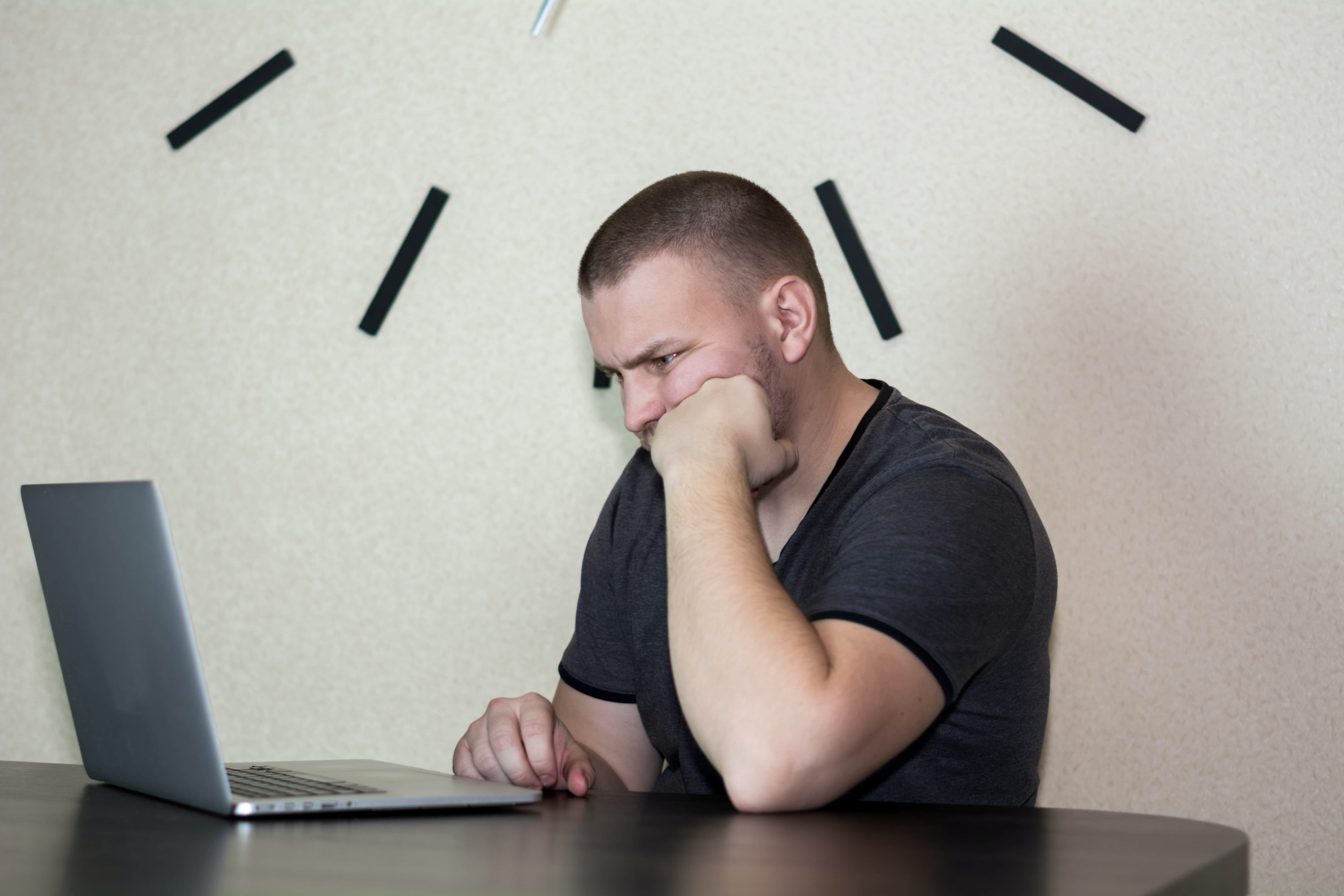 Hombre frente a notebook