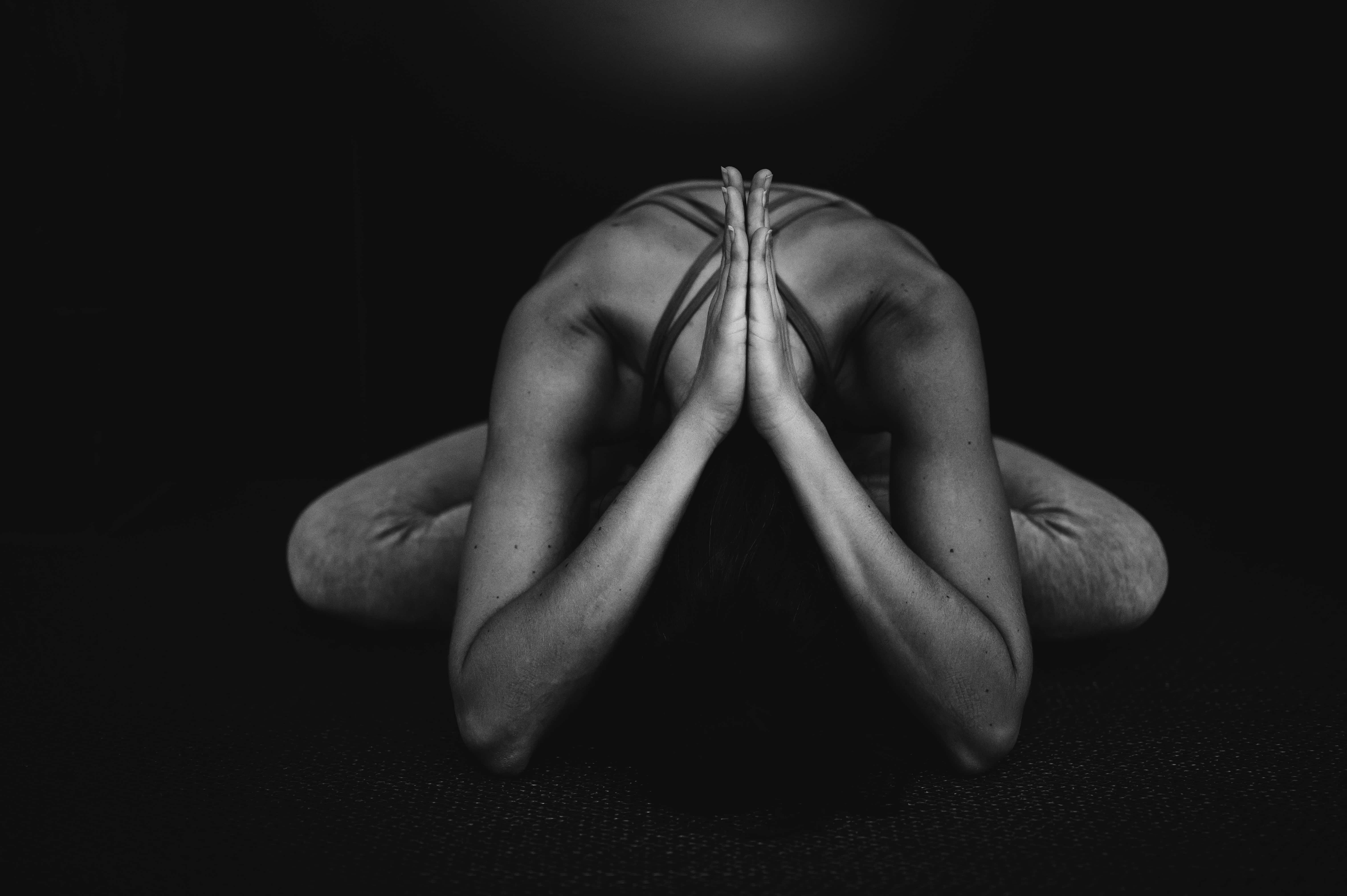 Postura de yoga en blanco y negro