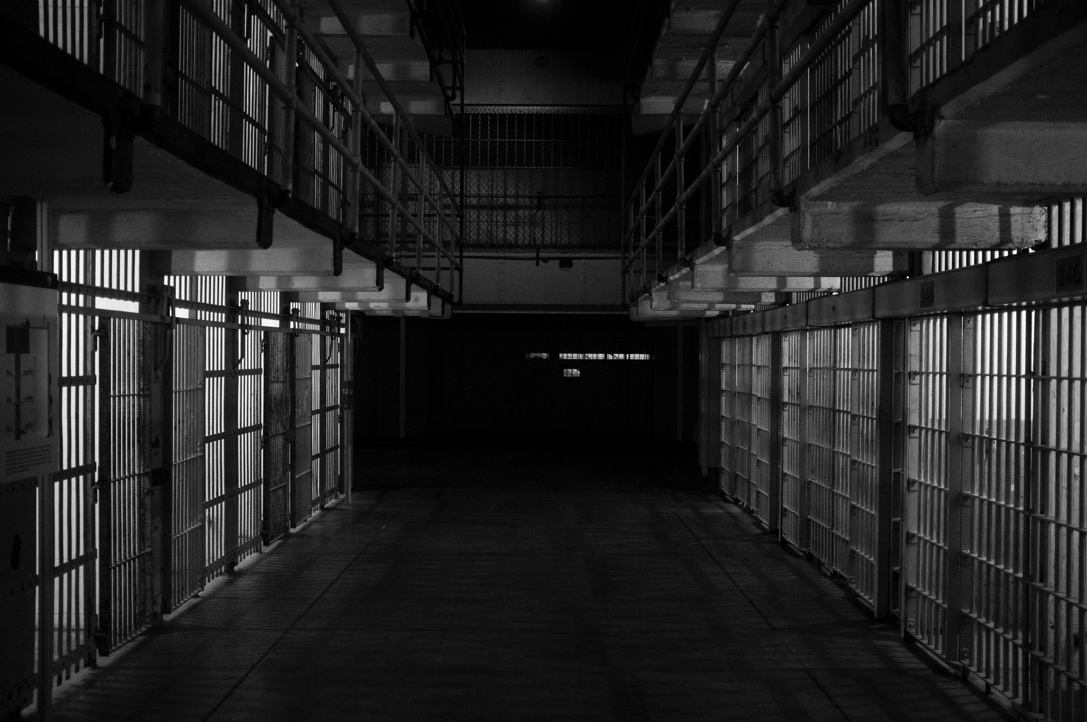 Cárcel en blanco y negro