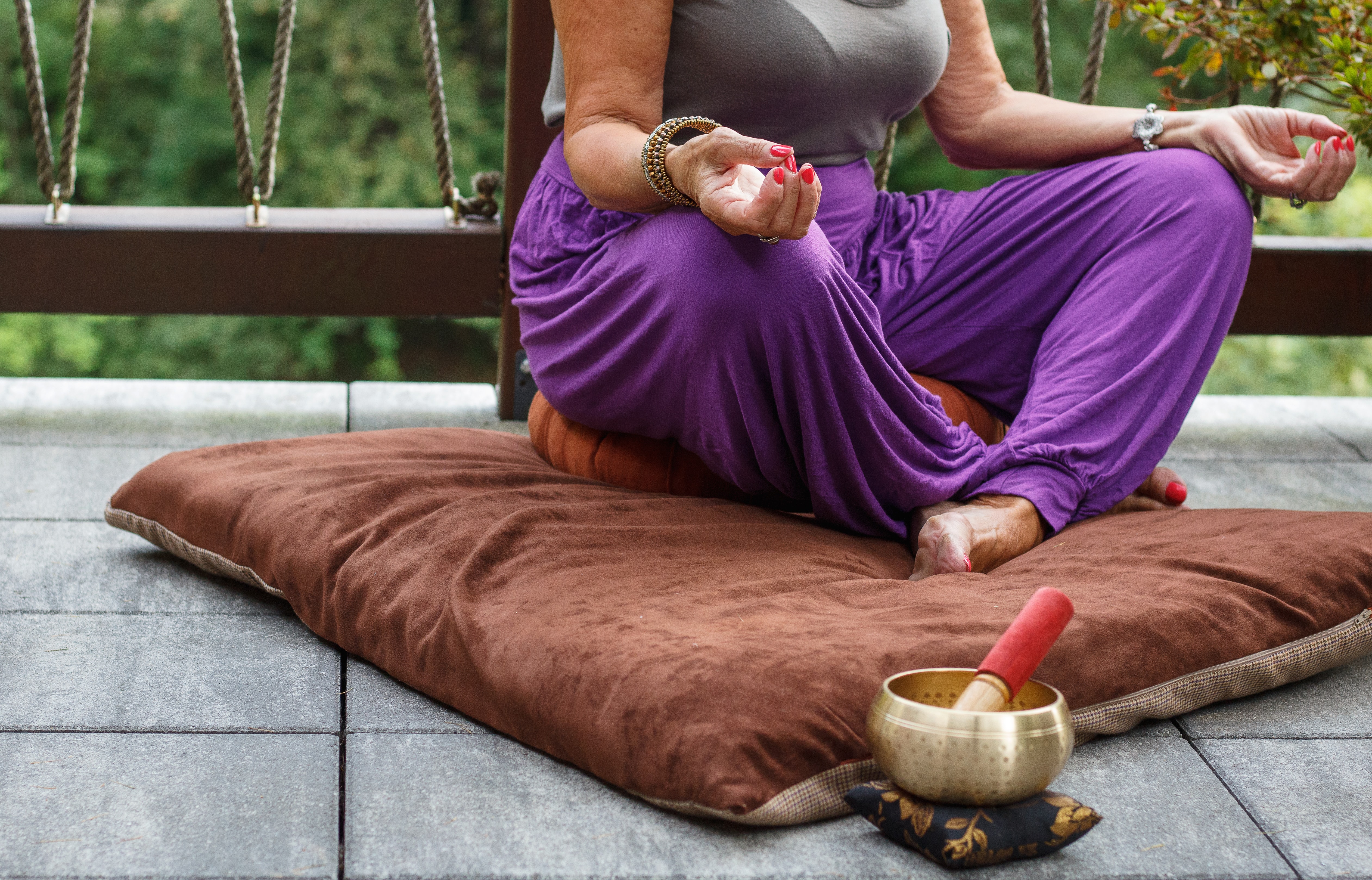 Persona en medio de meditación