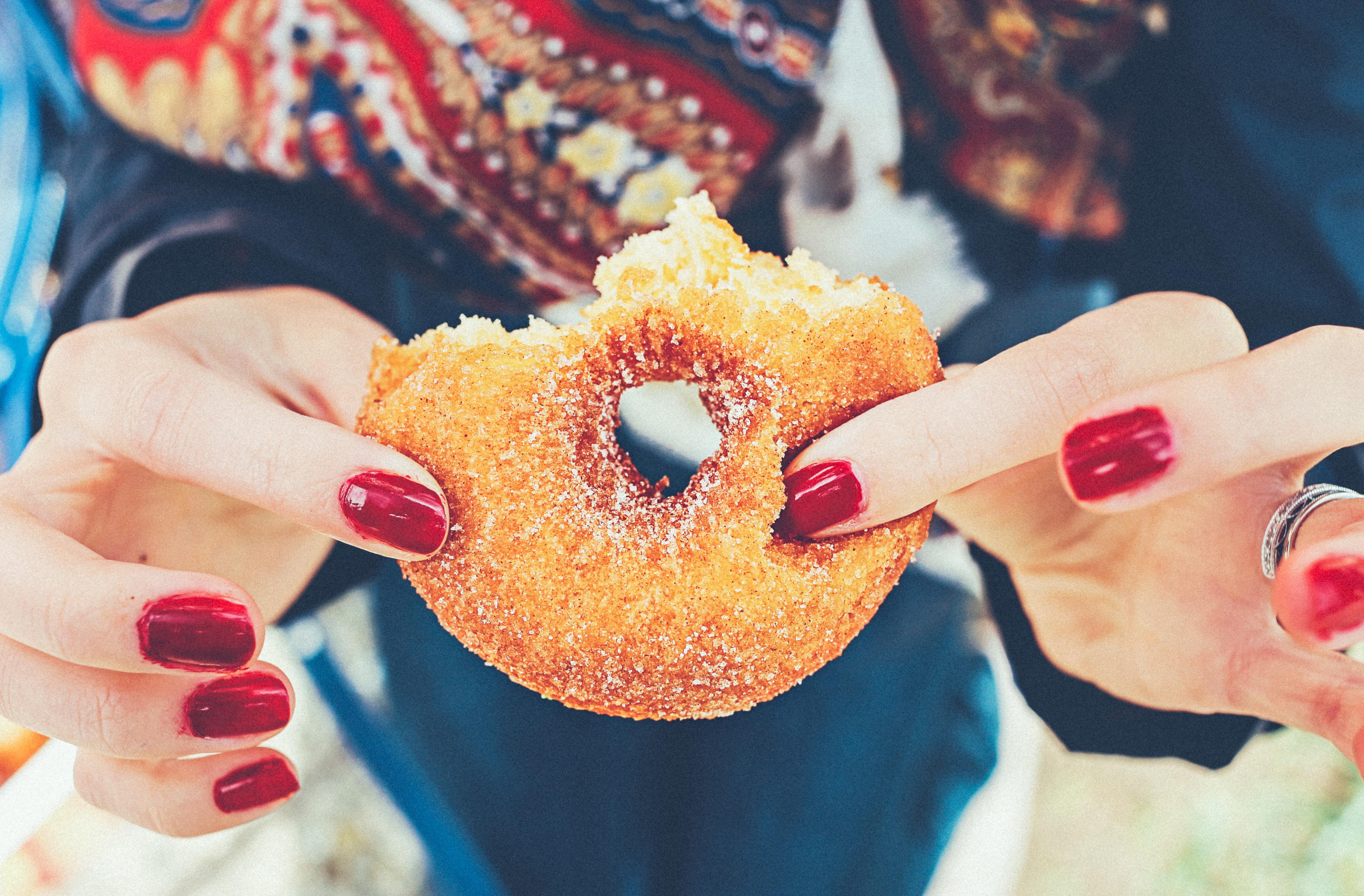 Mujer come rosquilla