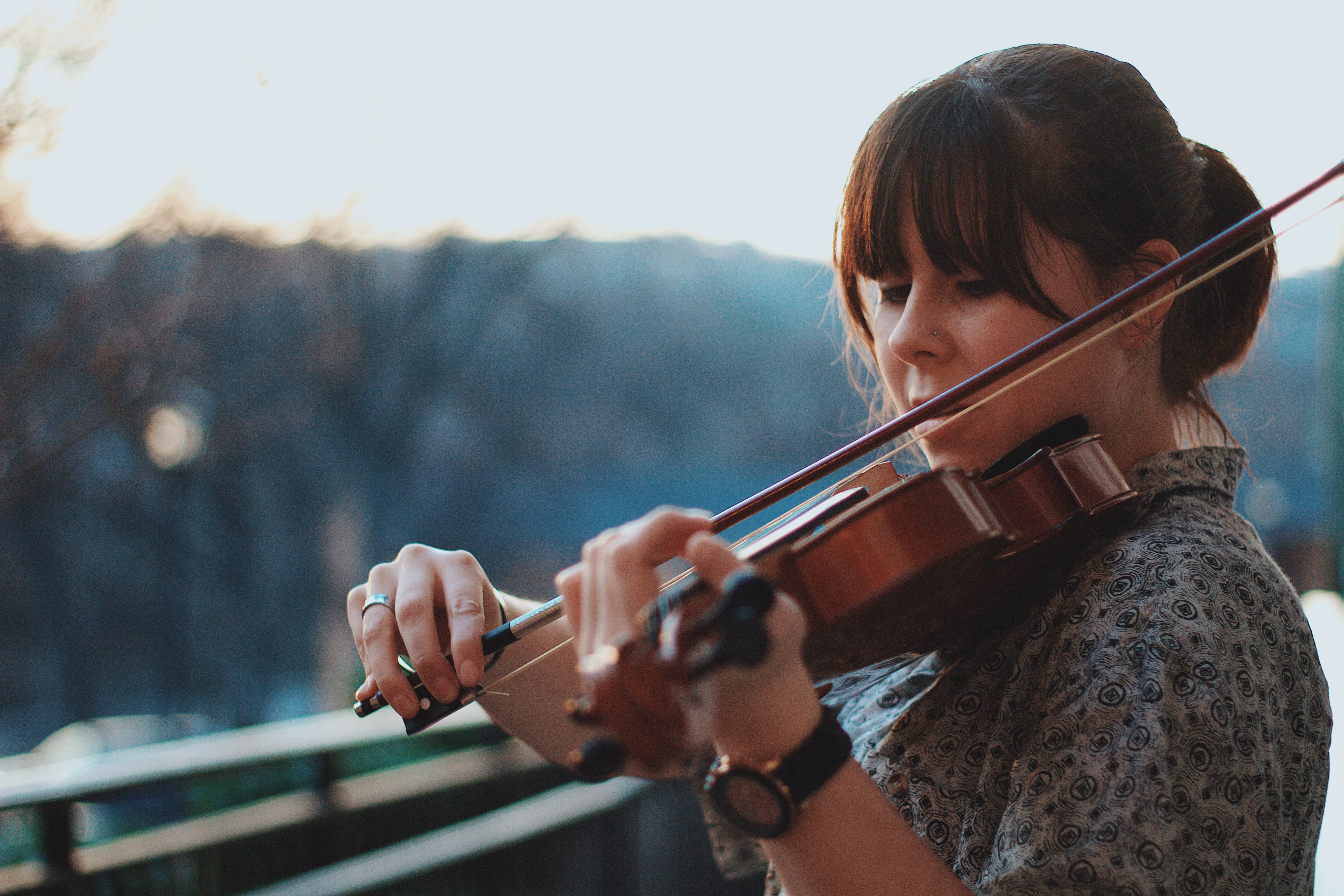 Mujer toca el violín en el exterior