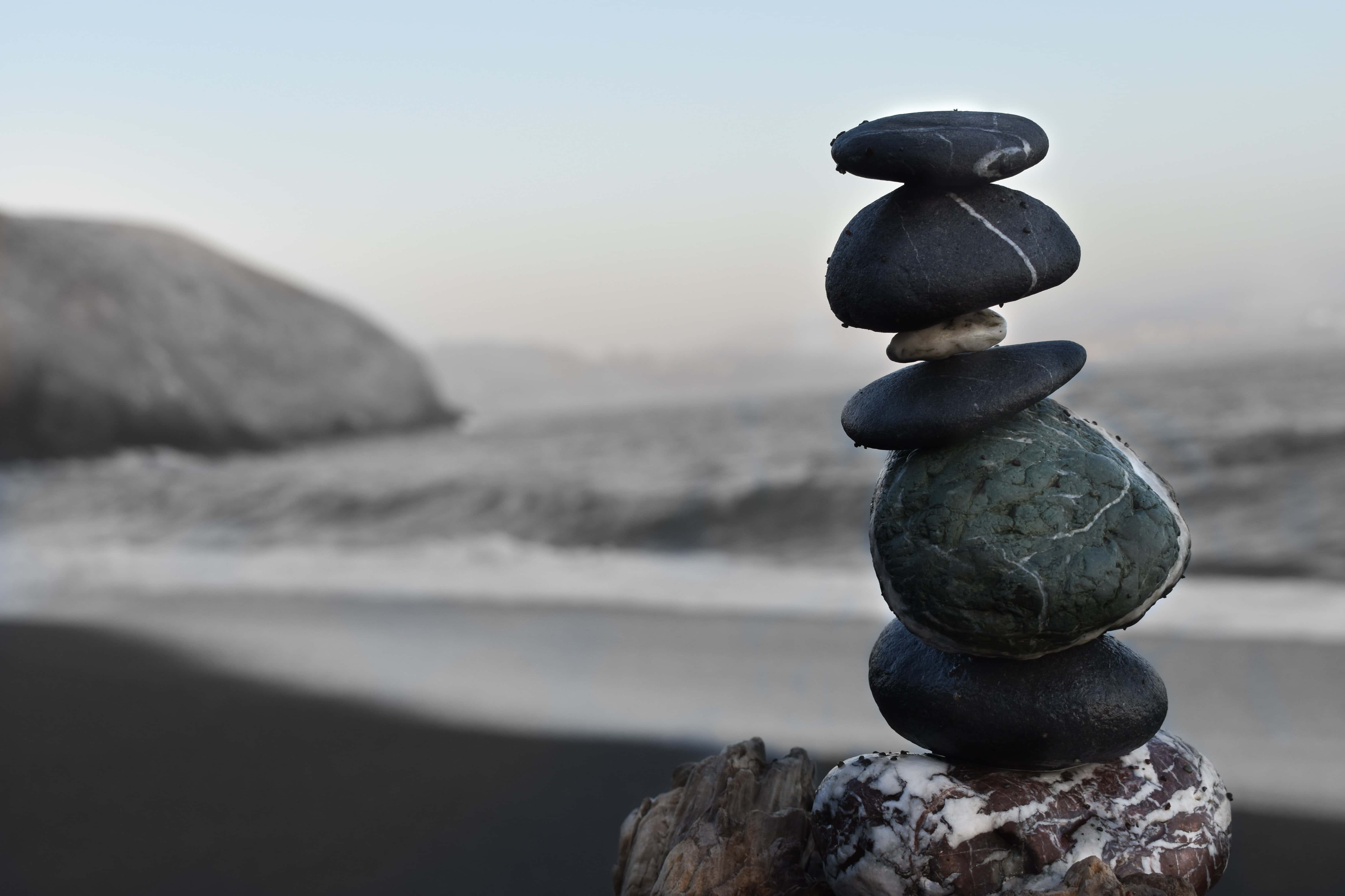 Piedras apiladas en la costa