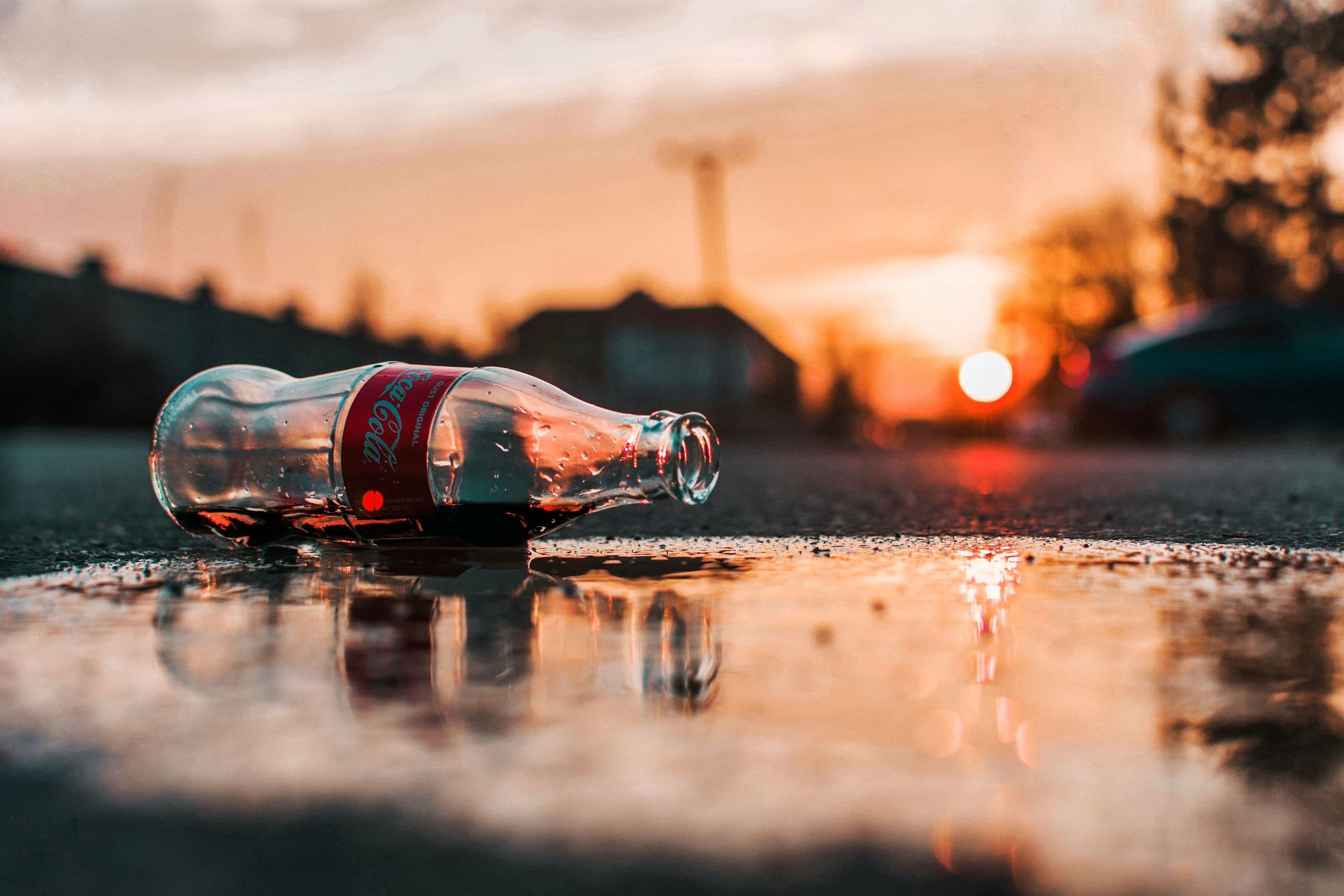 Botella de Coca Cola en la calle