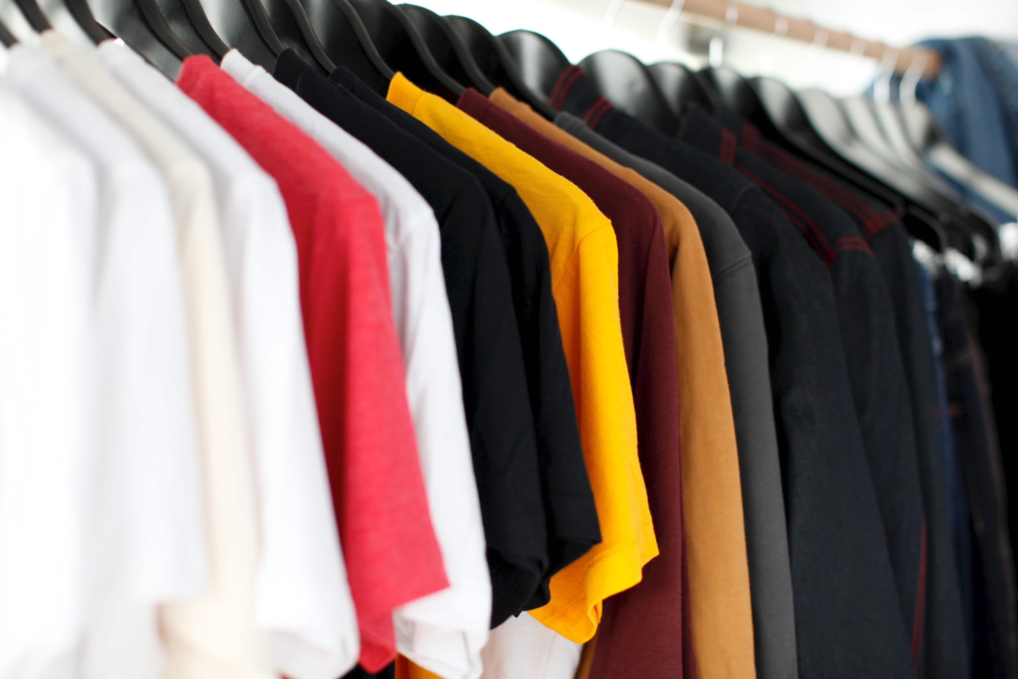 Poleras en el colgador