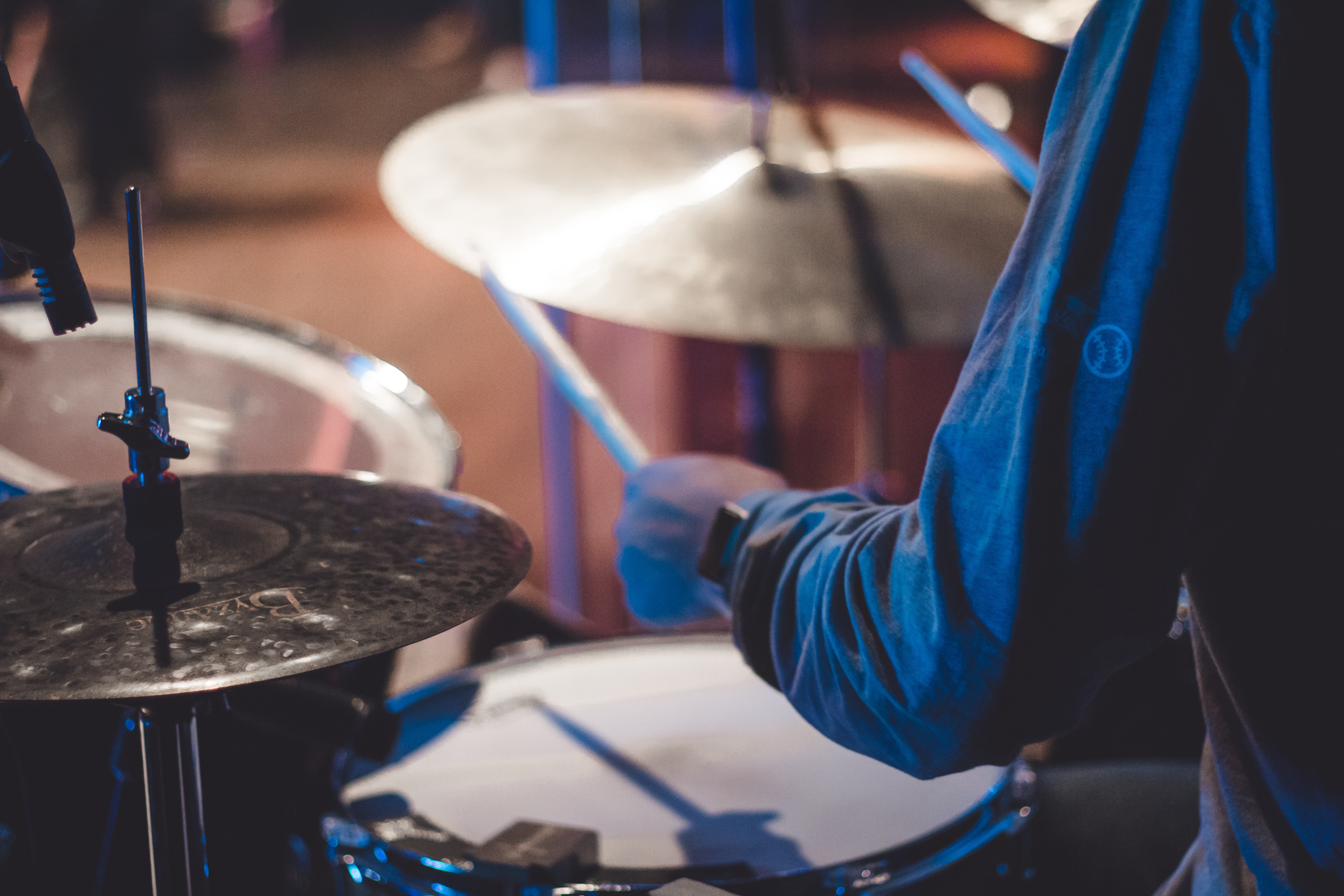 Persona tocando batería