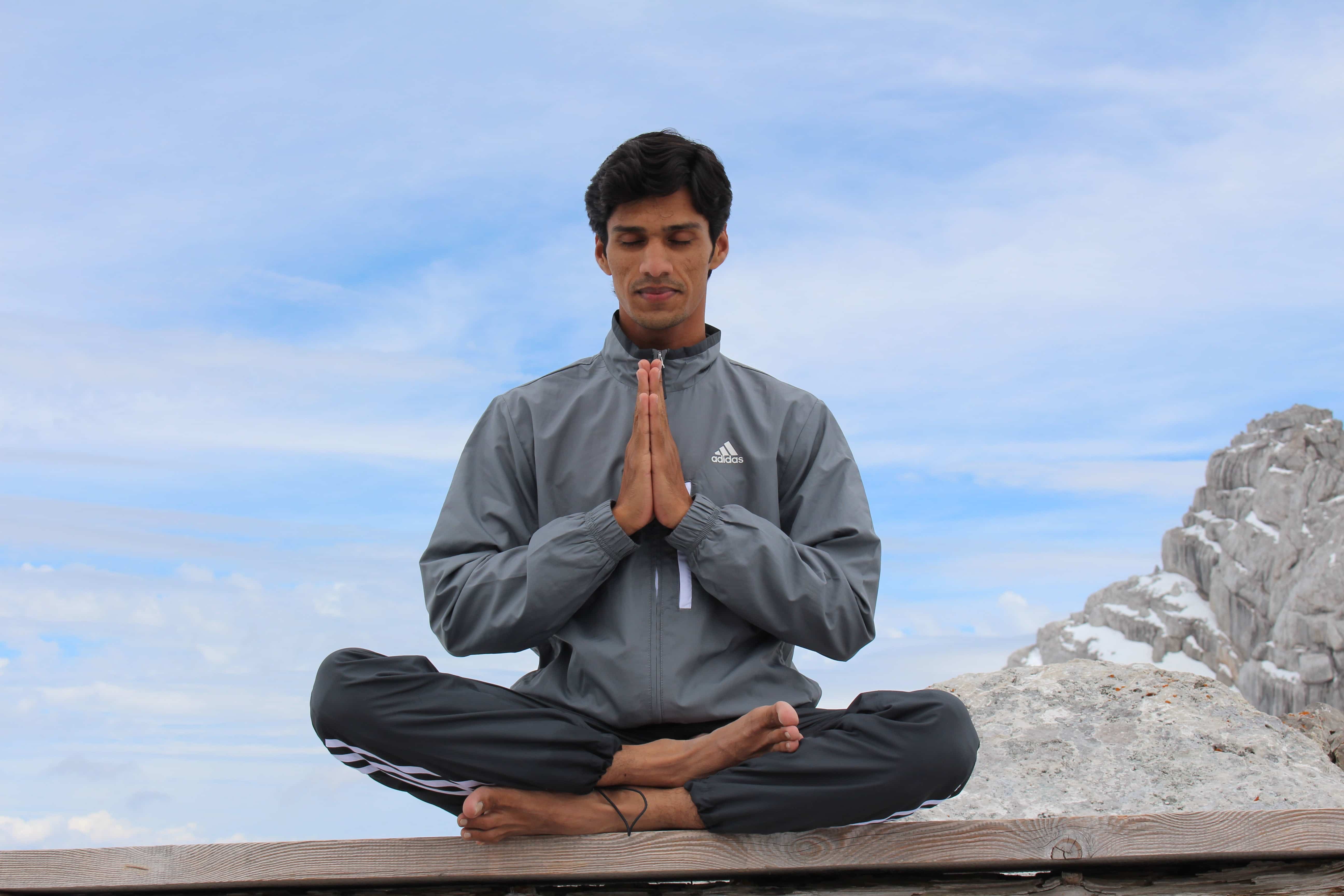 Hombre meditando