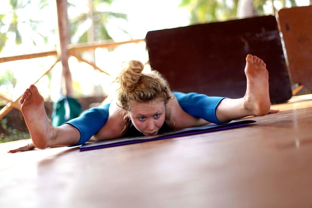 Mujer practica asana de yoga