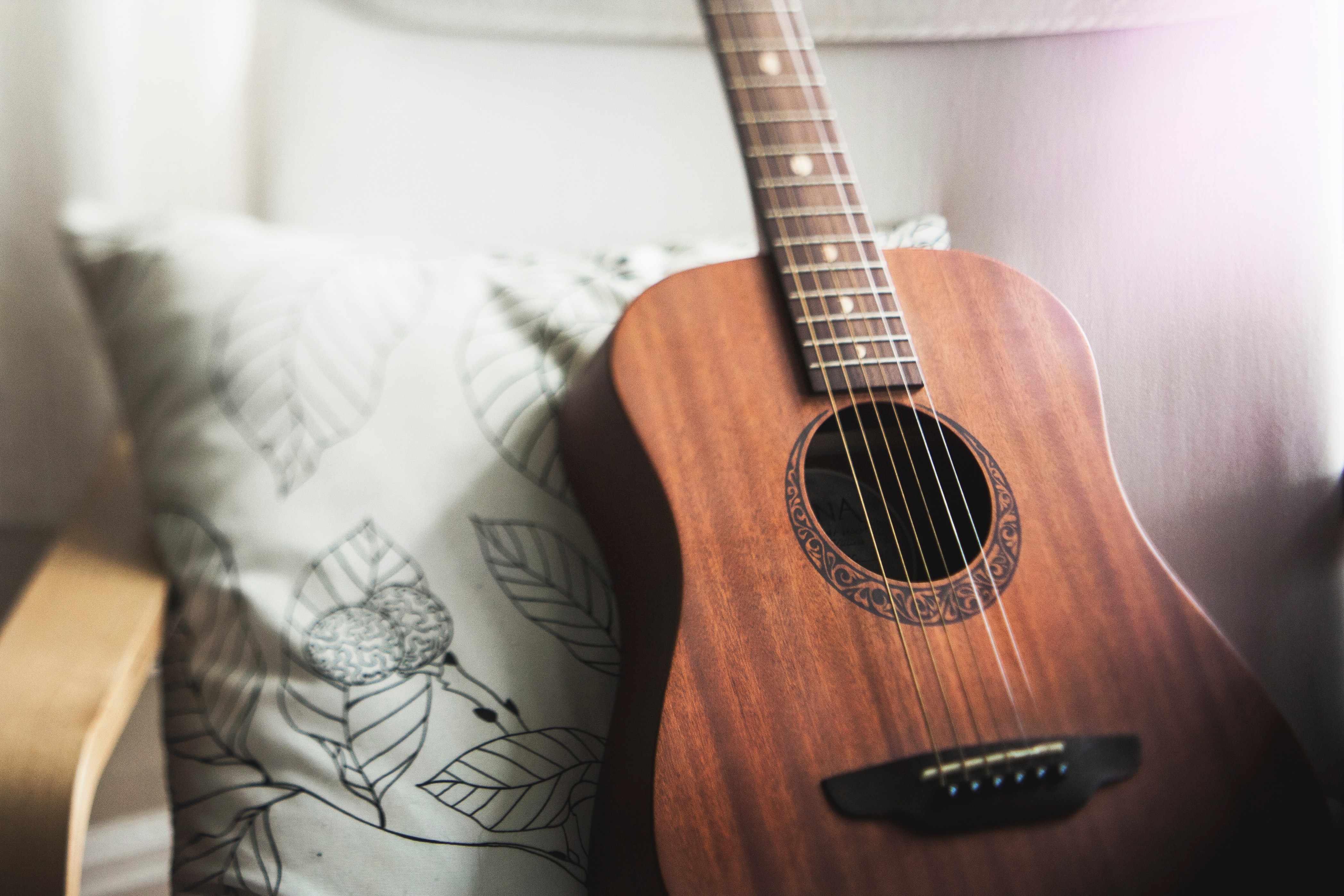 Guitarra en una silla