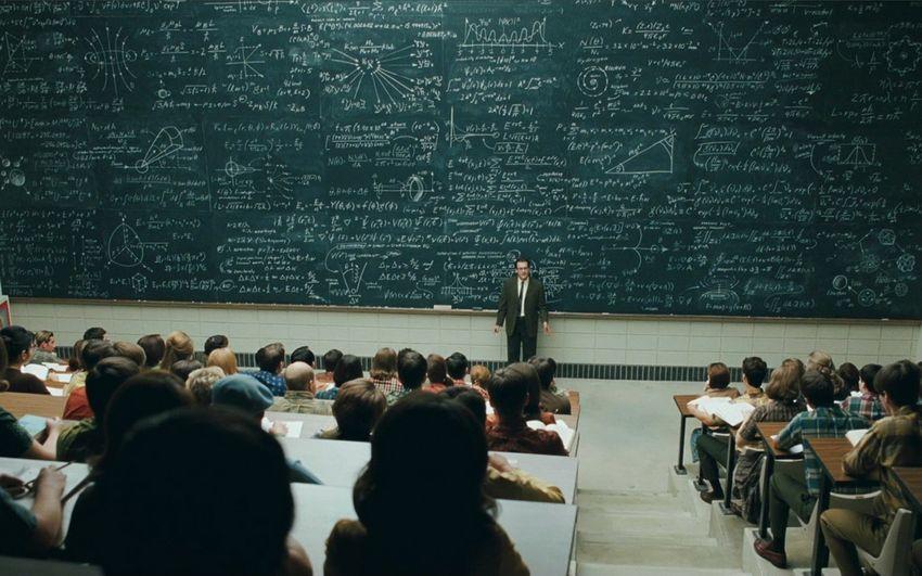 Profesor universitario matemáticas pizarra