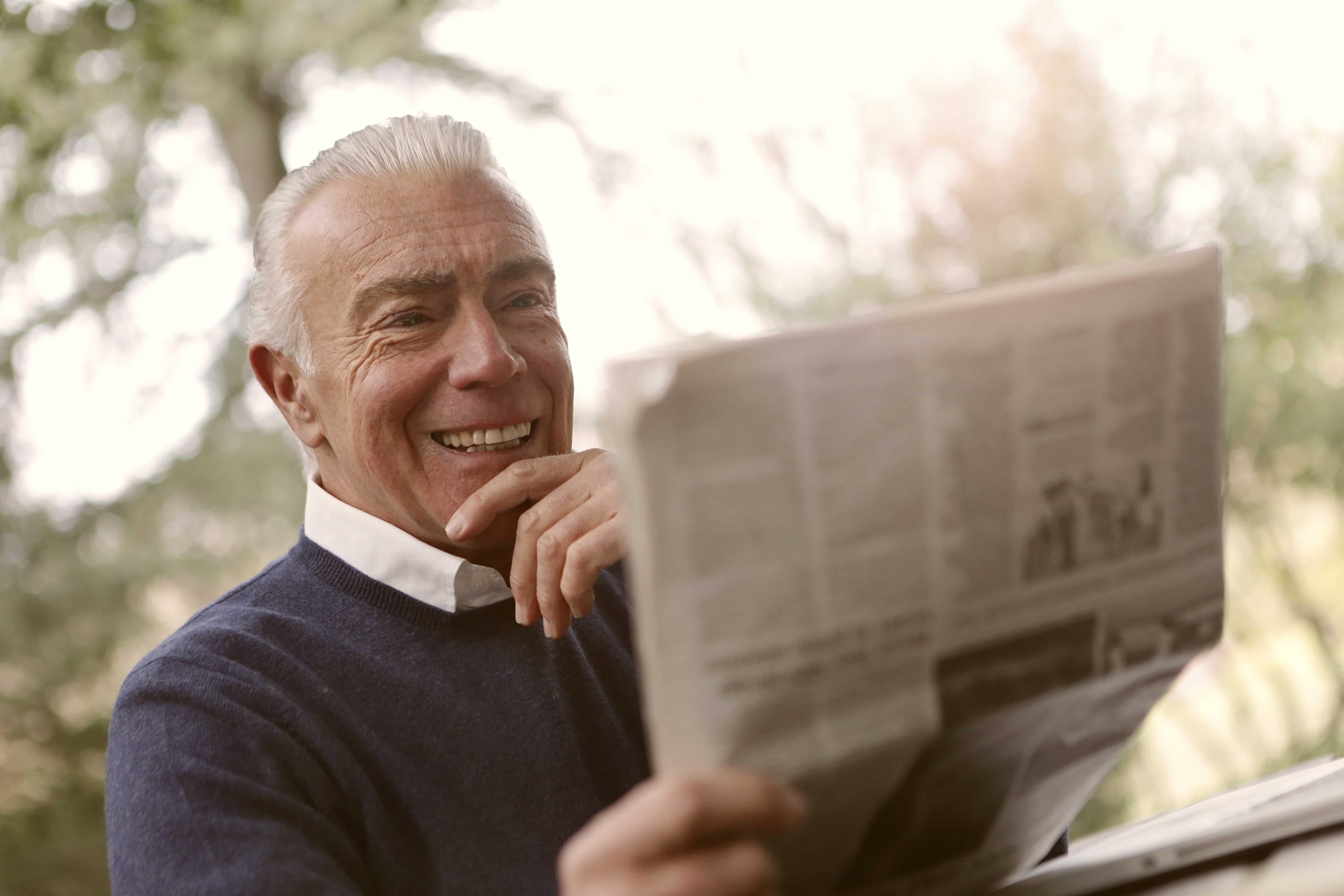 Adulto leyendo el diario