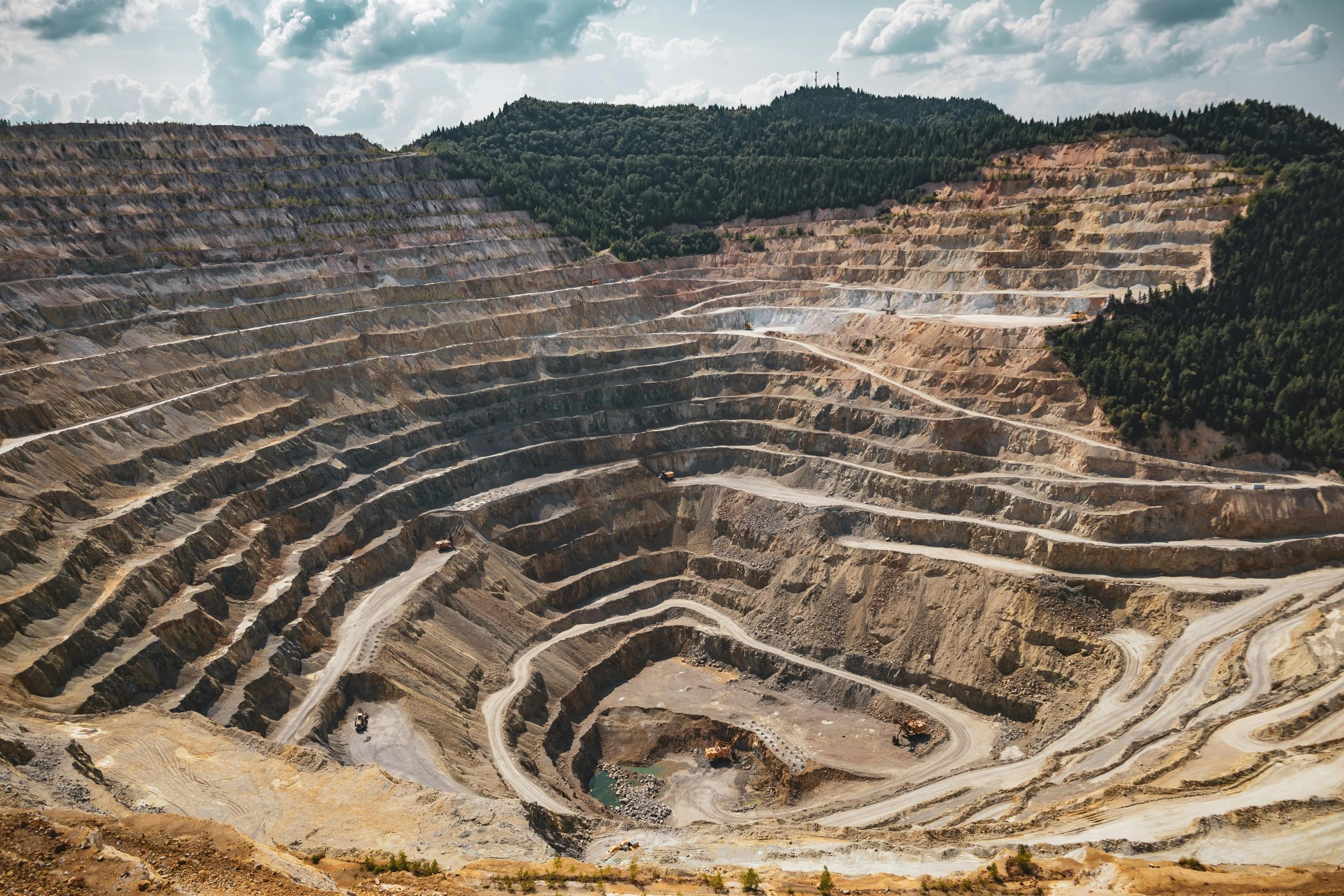 La minería necesita de los conocimientos de los geólogos para análisis de suelo y material.