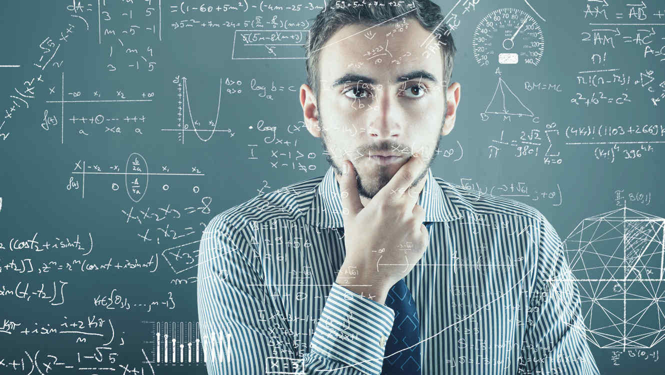 Joven piensa en matemáticas
