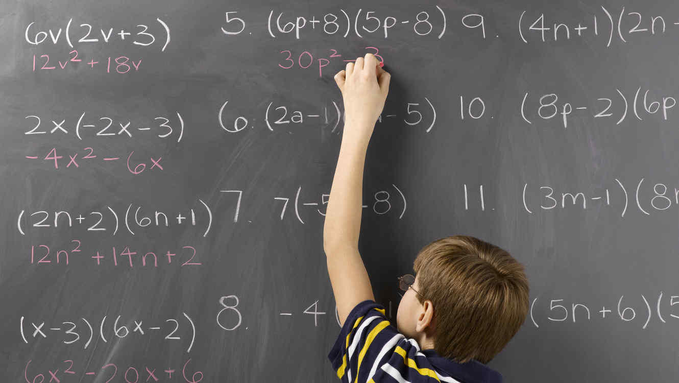 Niño ejercicios matemáticos en pizarra