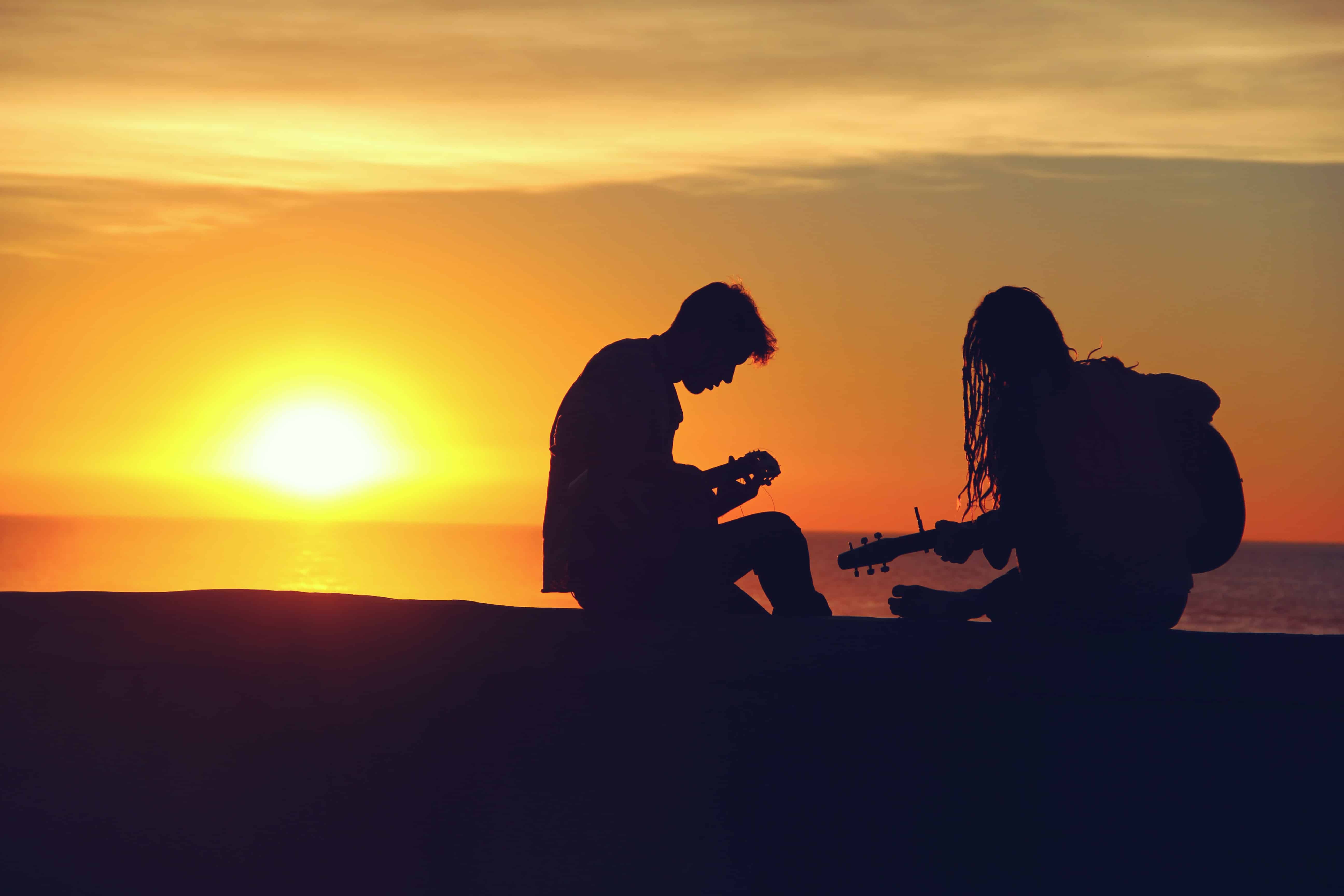 Pareja de personas tocando guitarra