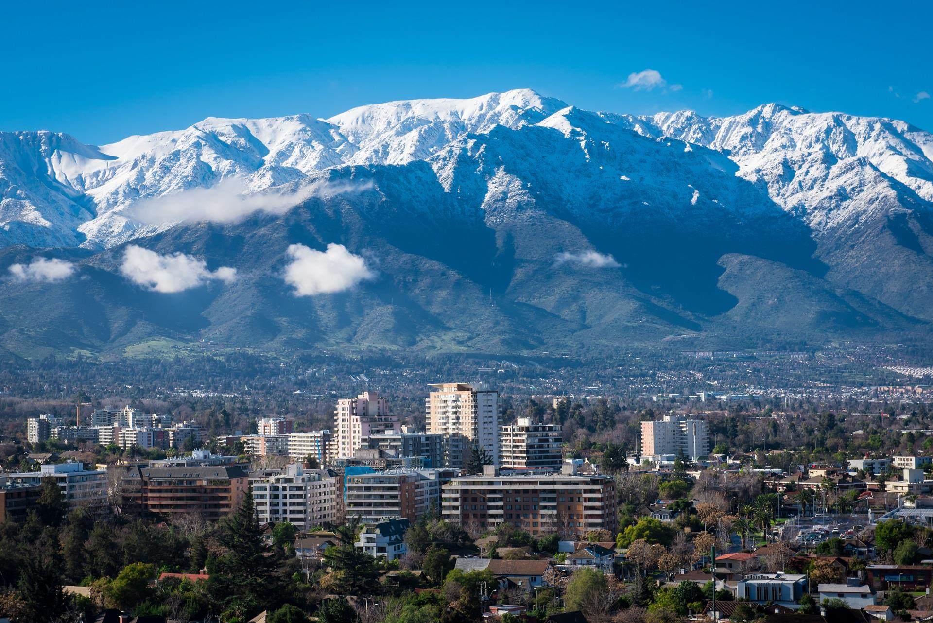 montañas y edificios chilenos
