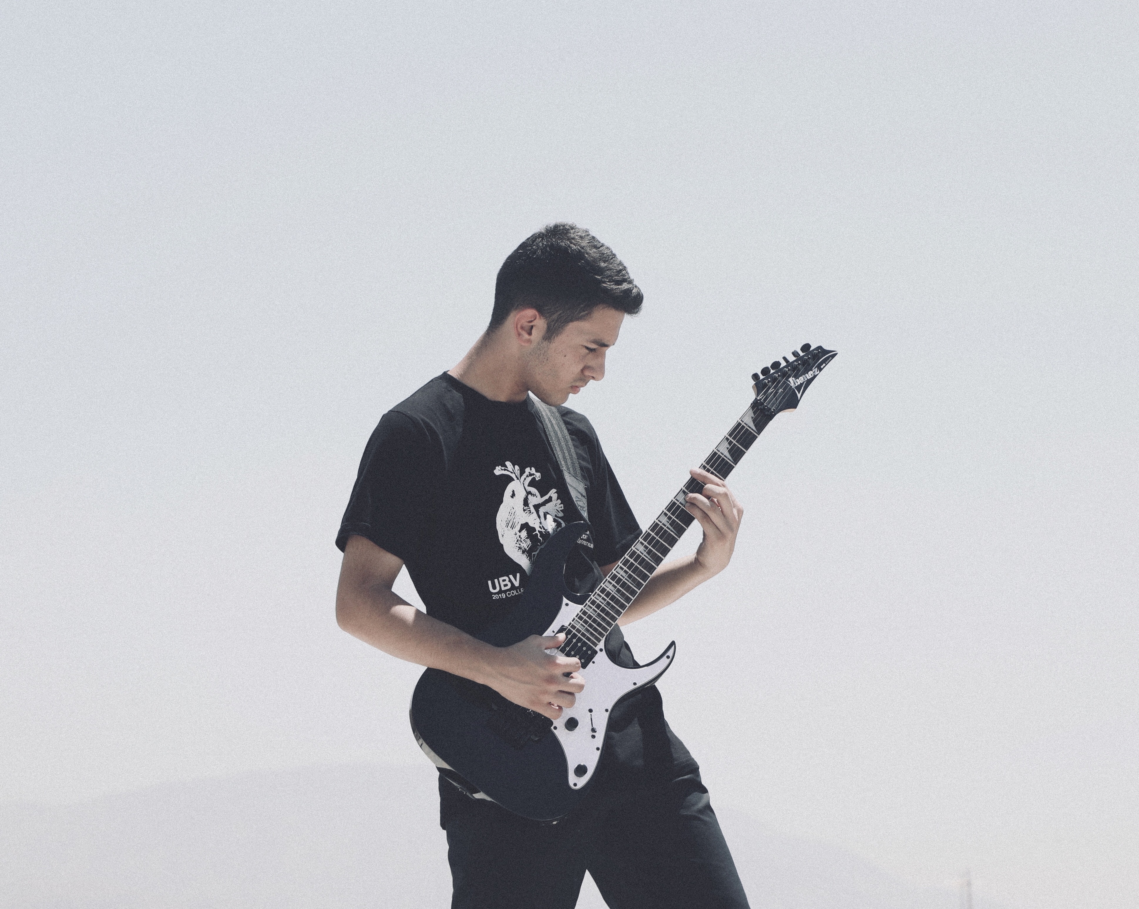 Guitarrista sobre fondo blanco