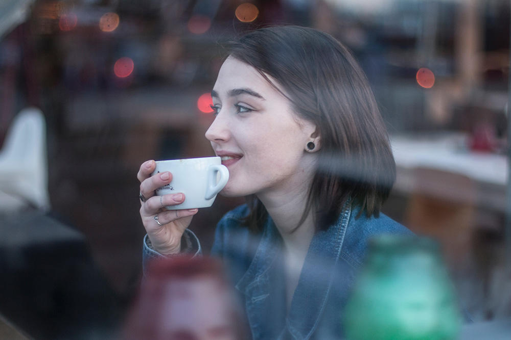 Mujer con una taza.