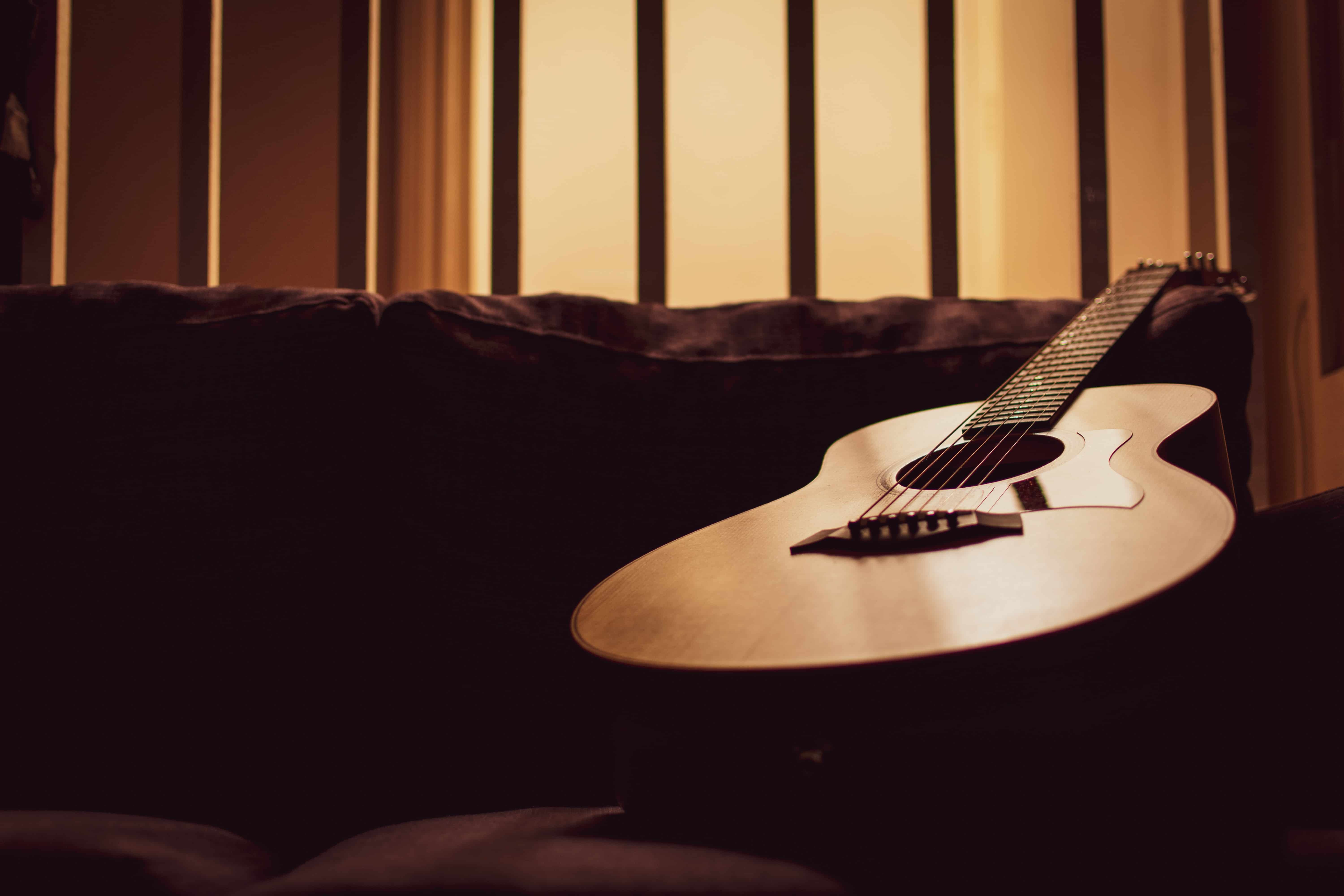 Guitarra en sofá