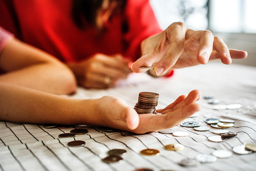 Personas contando monedas