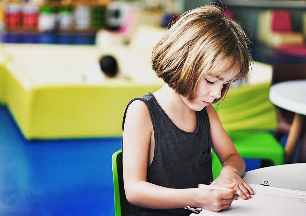 Niña trabajando en escritorio.