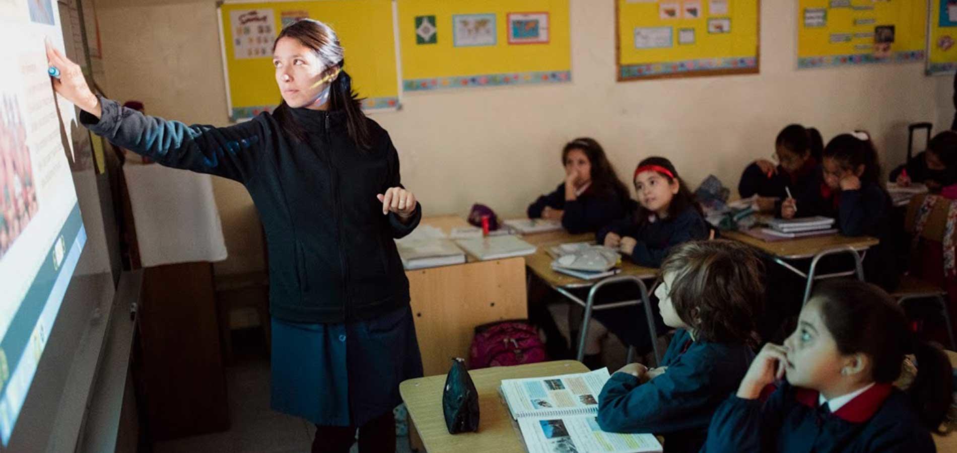 Niños y profesora en clases.