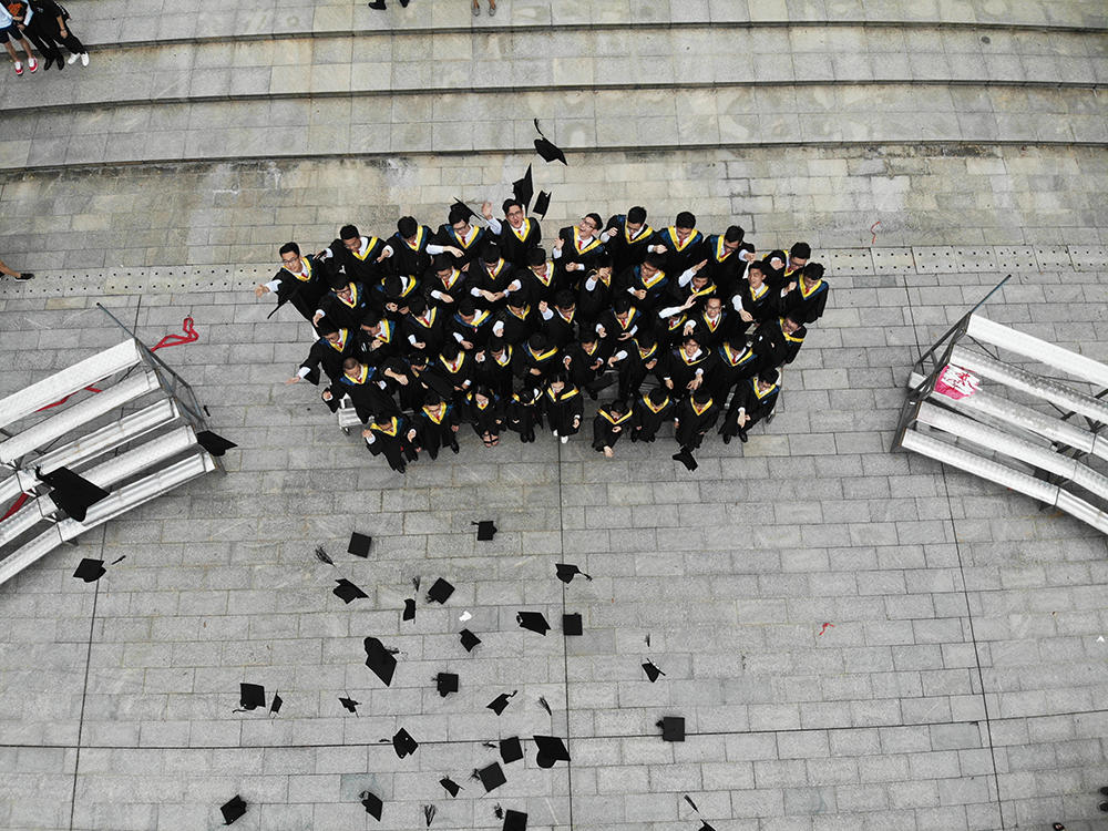 Universitarios titulándose