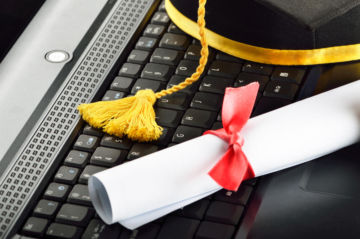 Hojas sobre el computador