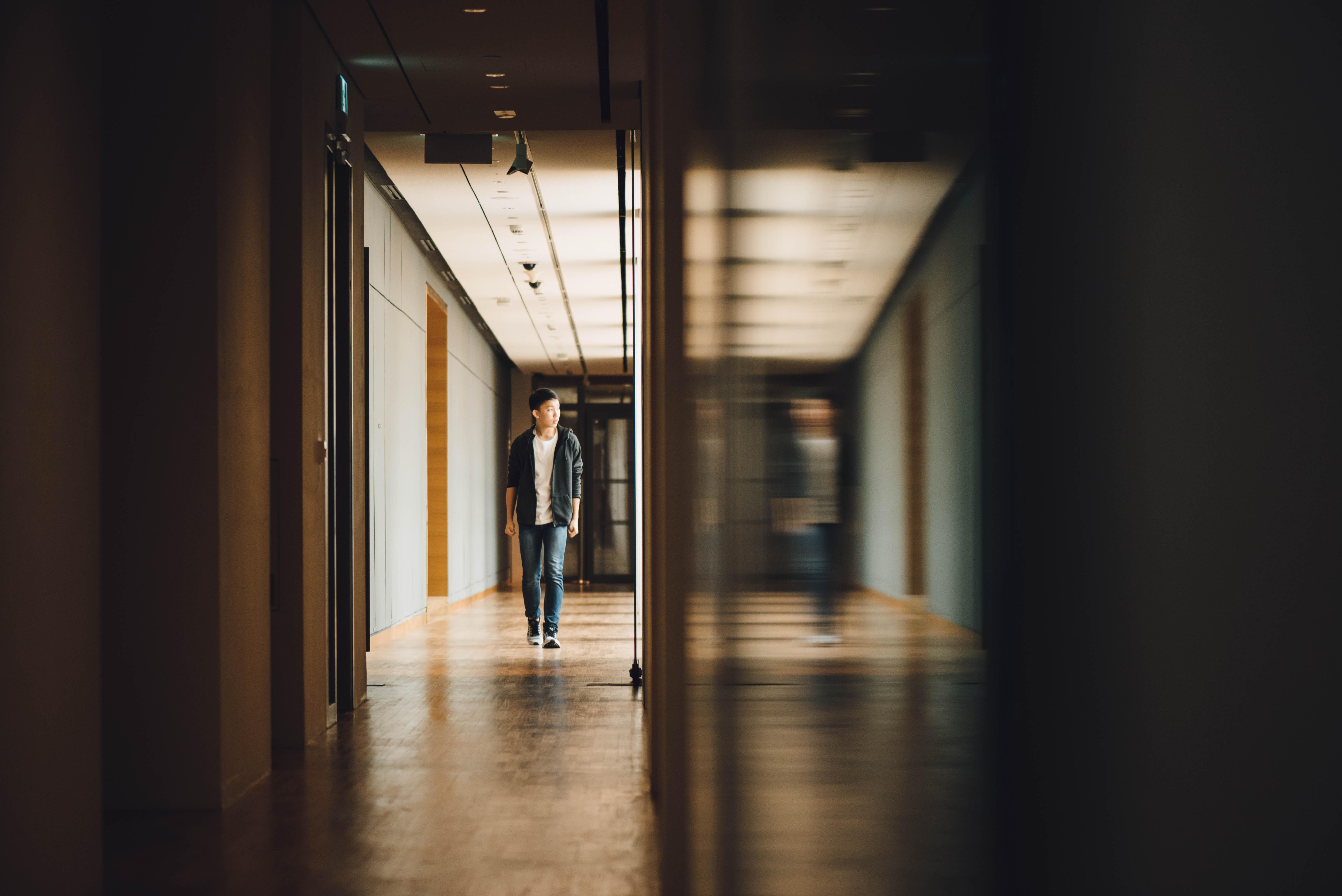 Joven en entrada de colegio