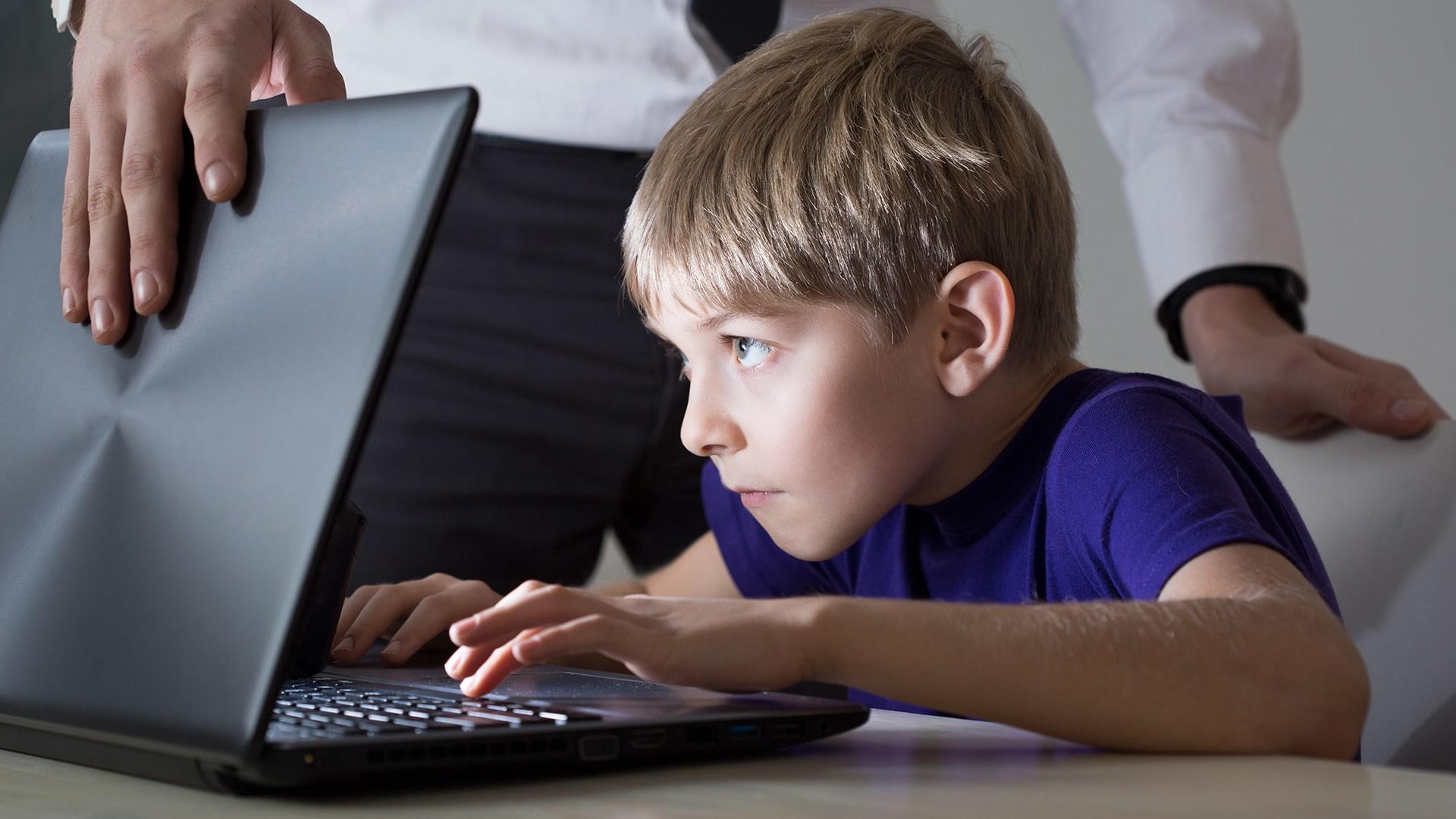 Hay muchos recursos educativos en línea y que los niños pueden aprovechar mientras se entretienen.