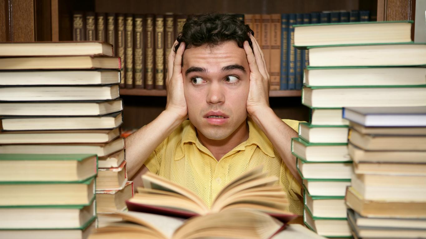 Estudiante con libros