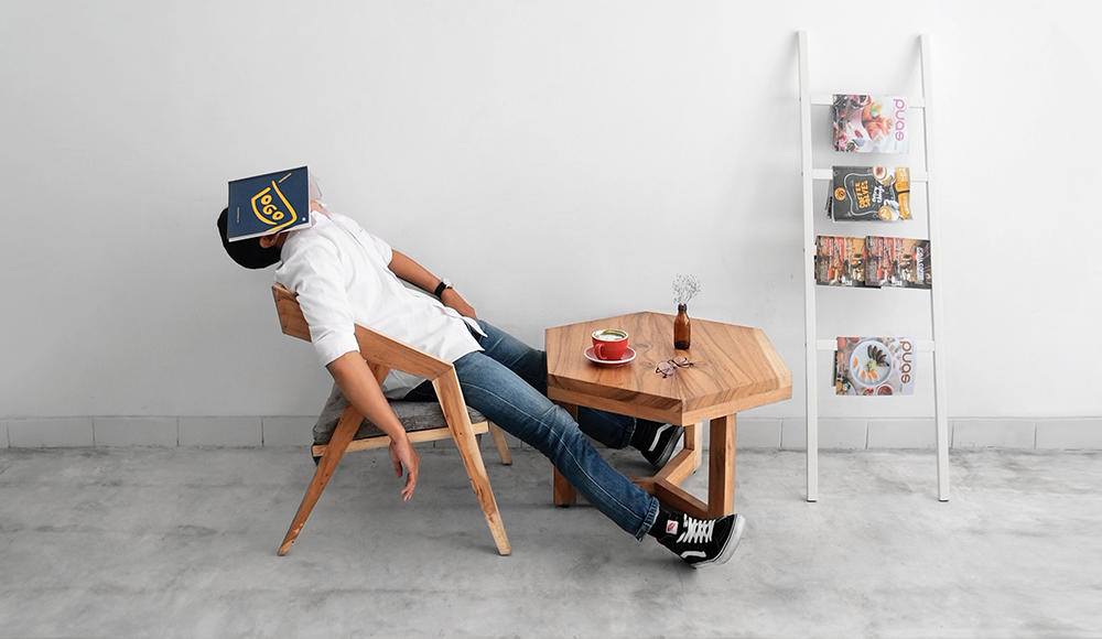 Hombre cansado con libro