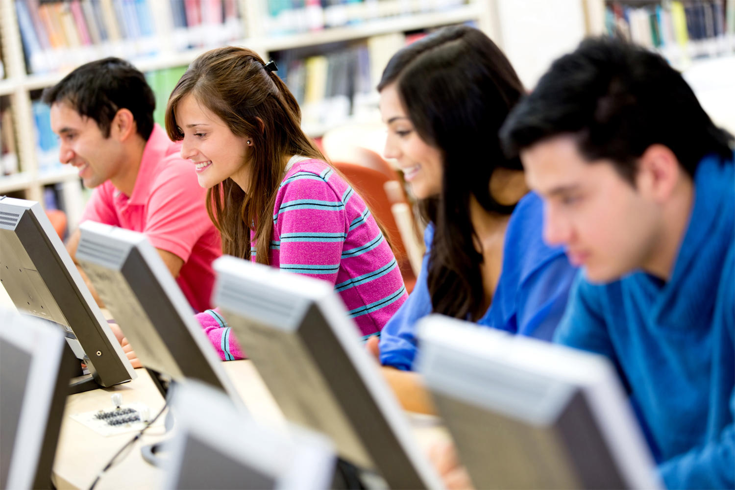 Estudiantes frente a computador