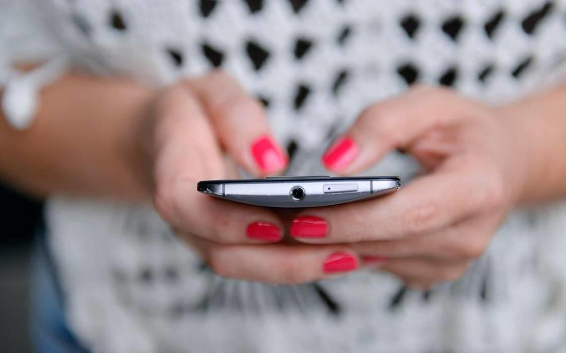Celular en las manos de alguien
