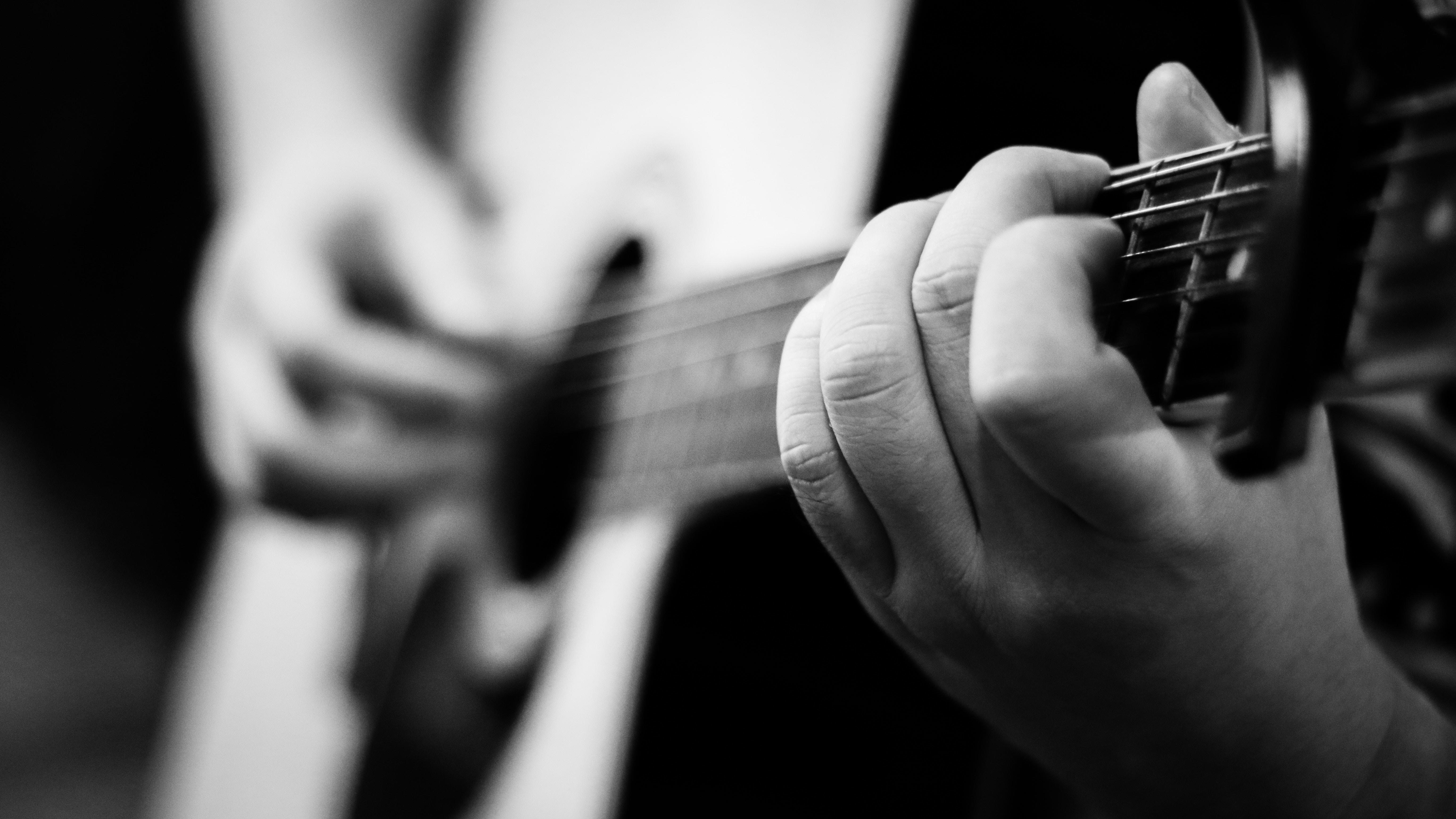 Guitarra y manos en blanco y negro