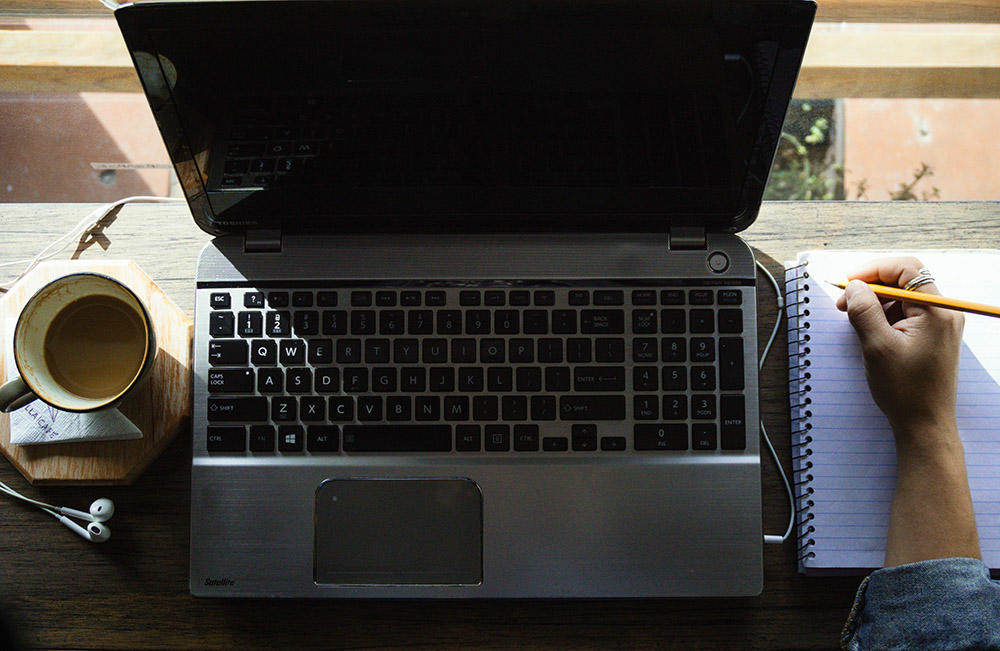 Computador y cuaderno