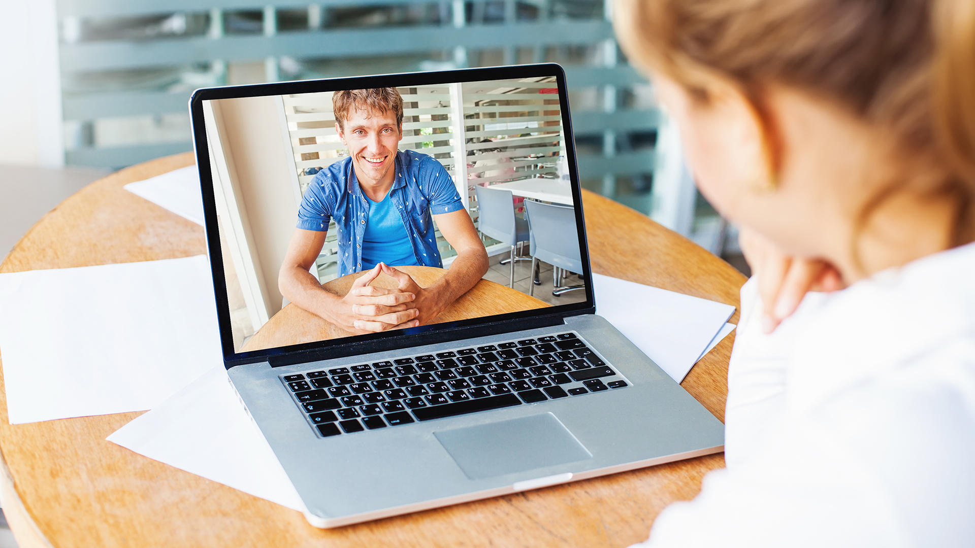 profesor en videollamada