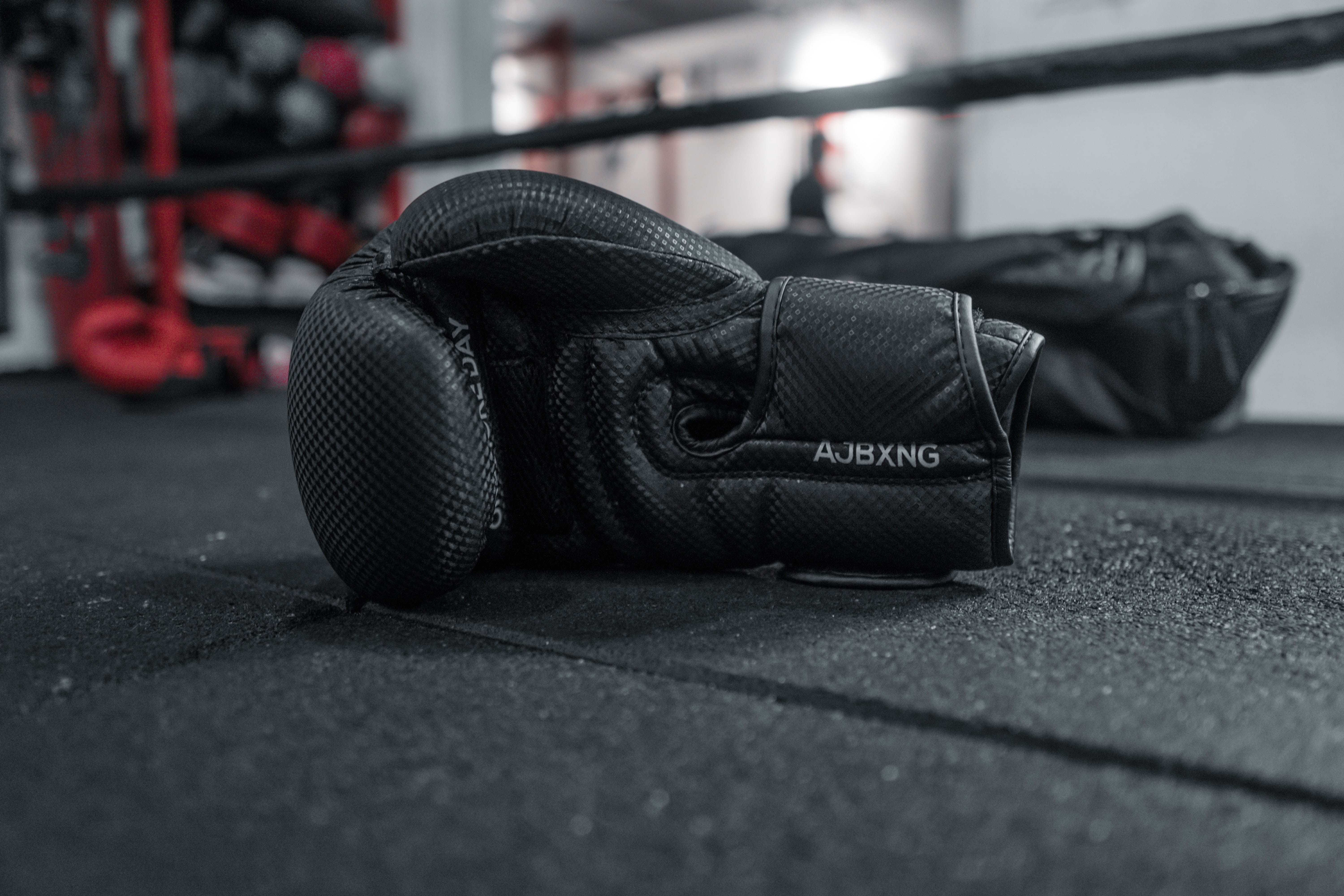 Guante botado en ring de boxeo