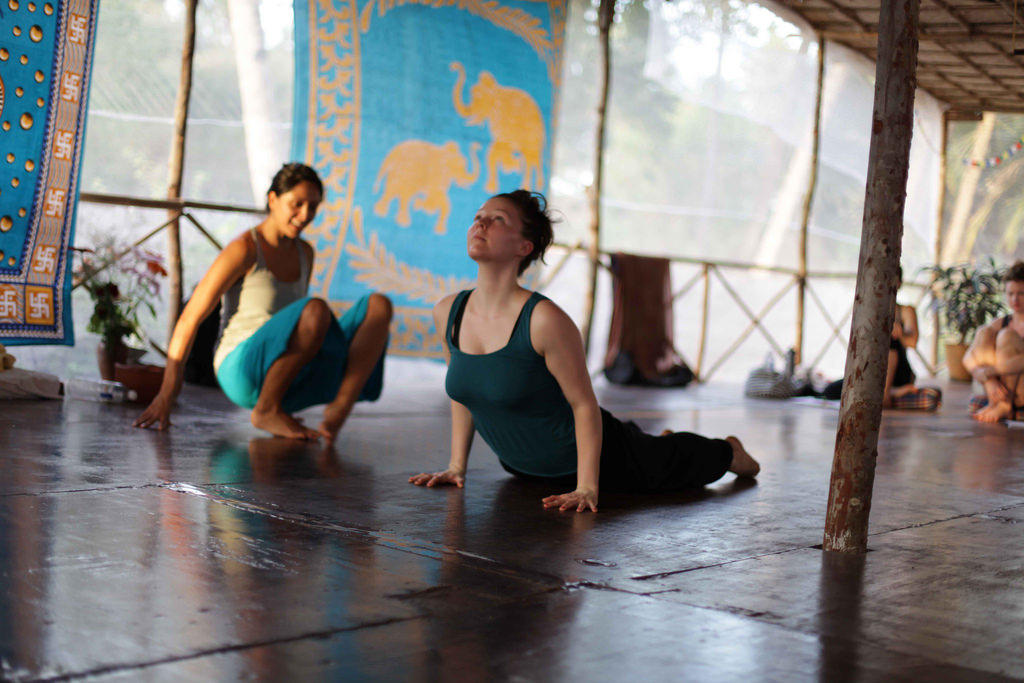 Las clases de yoga se componen por una meditación inicial, una secuencia de posturas y ejercicios y una relajación final