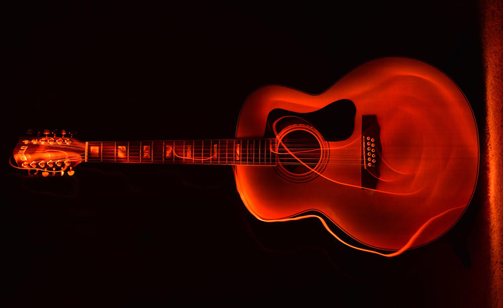 Guitarra iluminada con luz roja