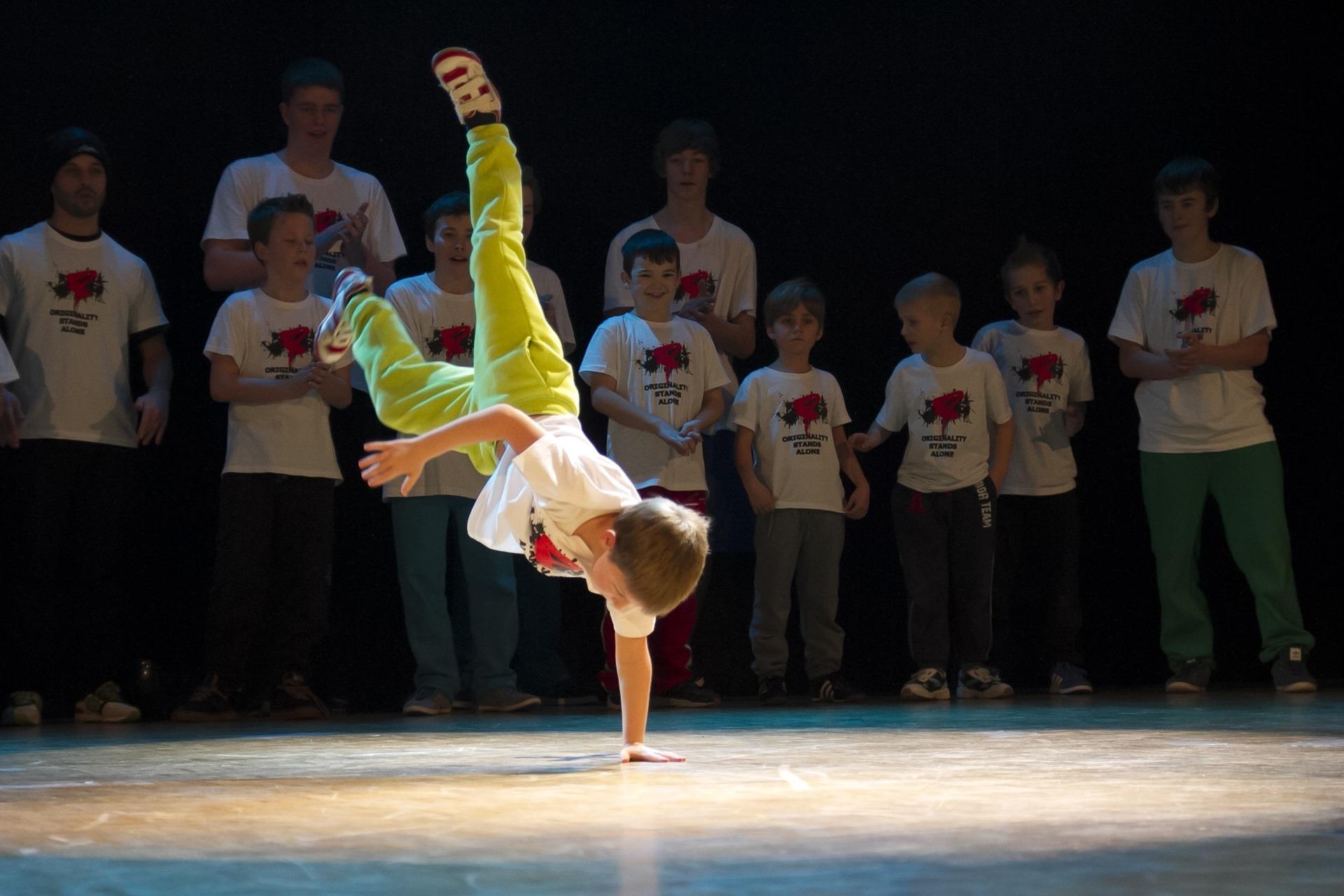 El hip hop es una danza urbana callejera que todos pueden practicar.