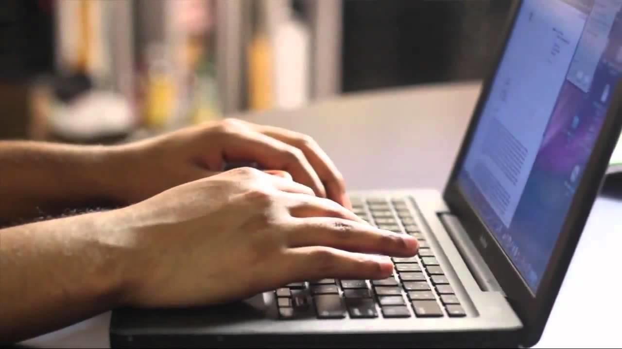 Es fundamental que cuentas con conexión a internet de calidad, webcam y micrófono.