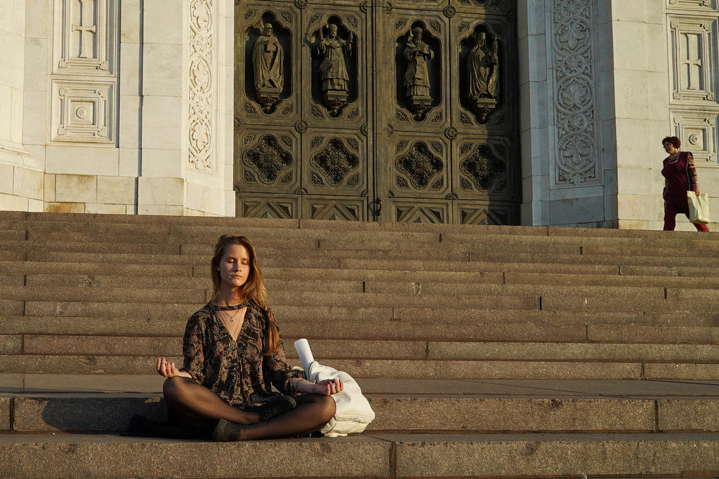 La posición del loto es una de las modalidades en que se puede realizar la meditación inicial en las clases de yoga