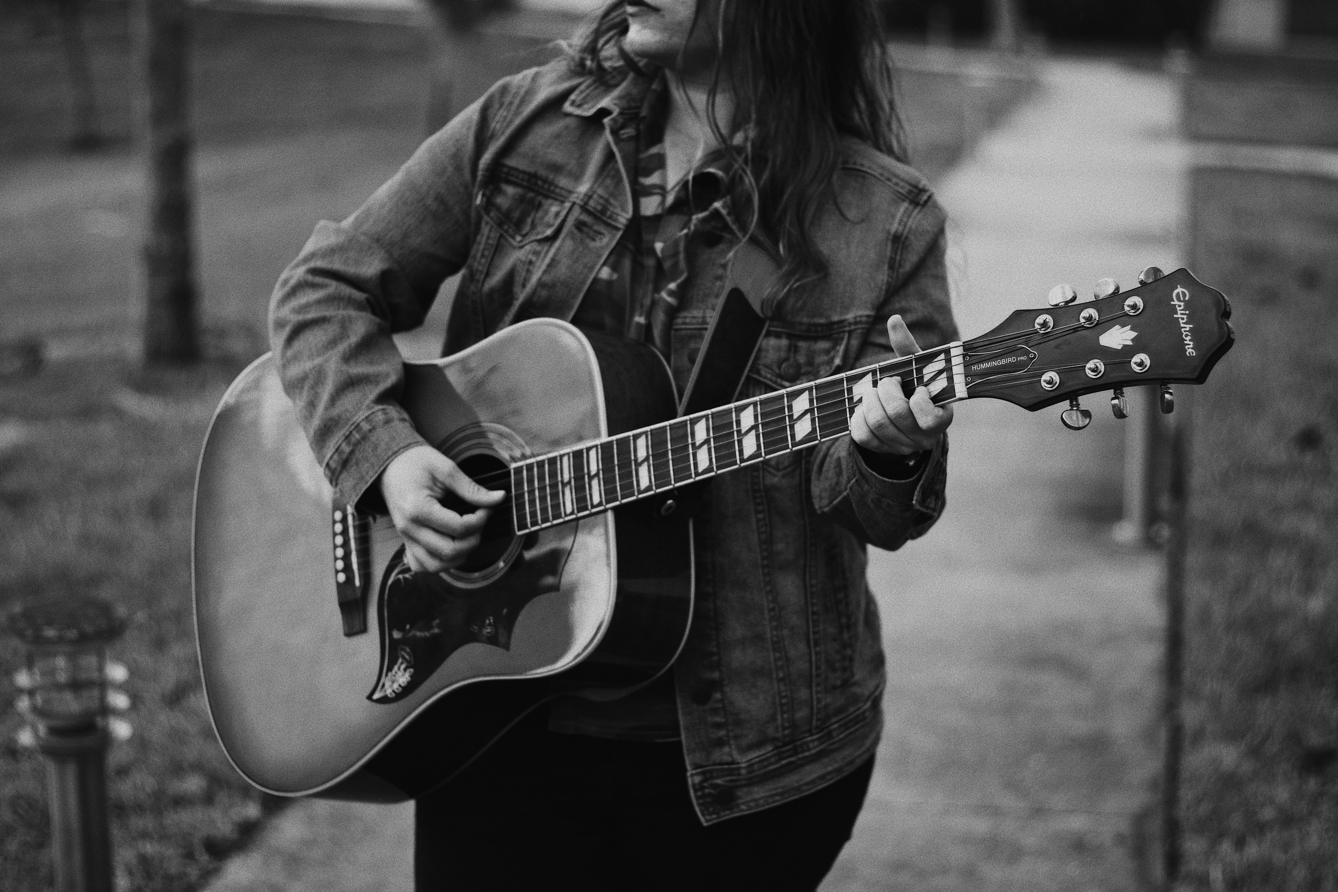 Persona con guitarra caminando